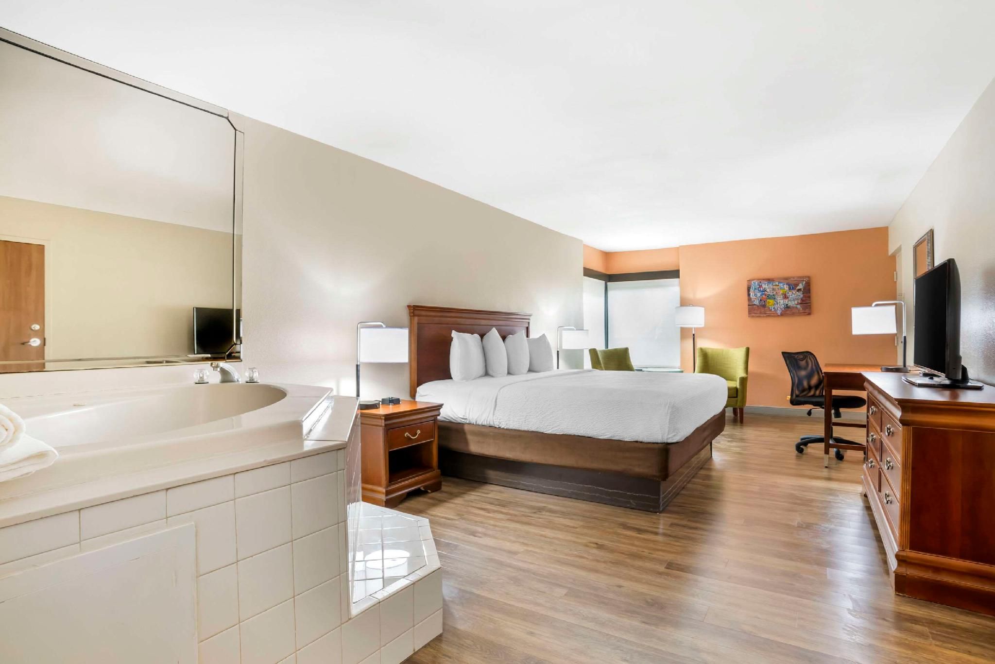 1 King Bed, Suite, Smoking