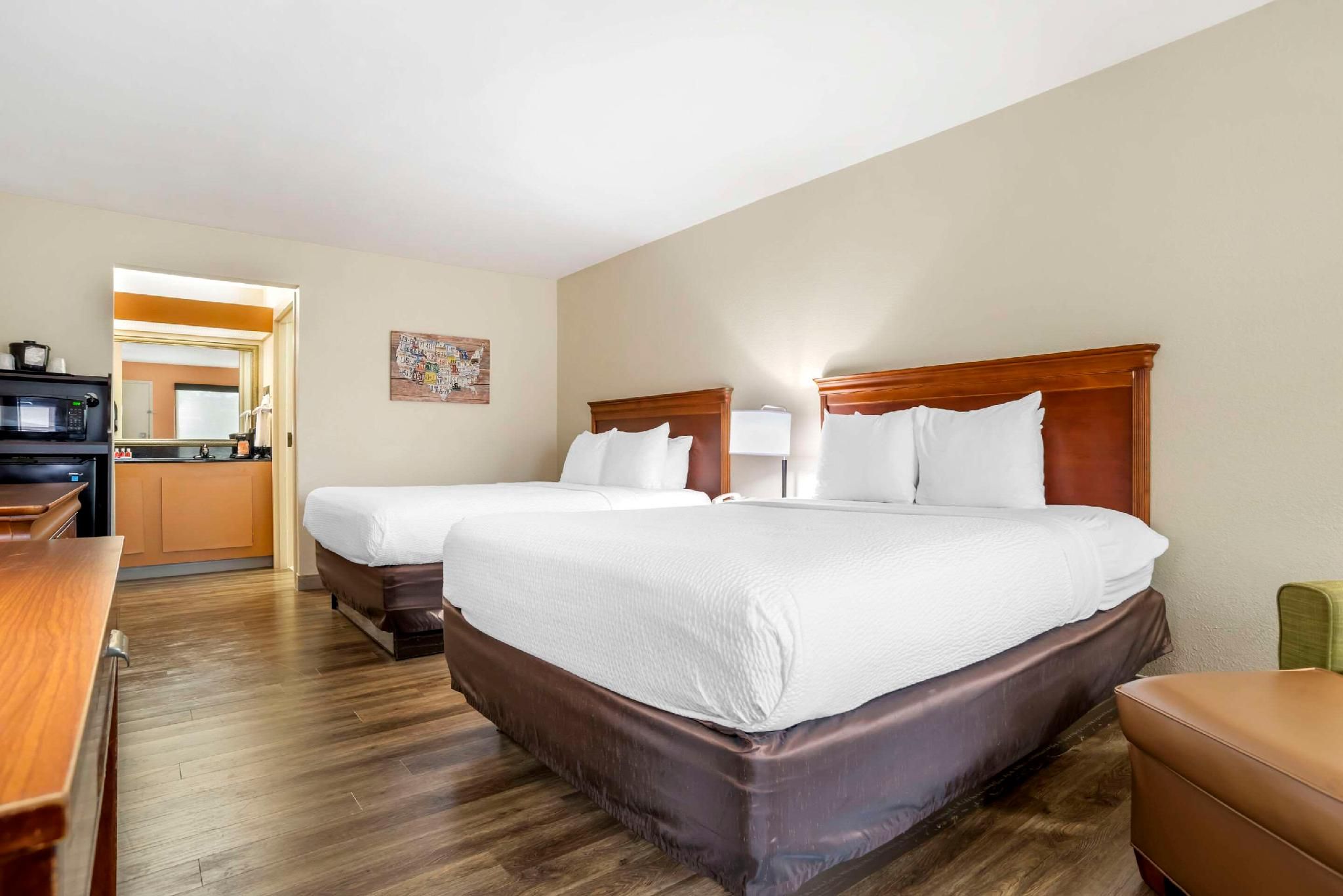 2 Queen Beds, Smoking