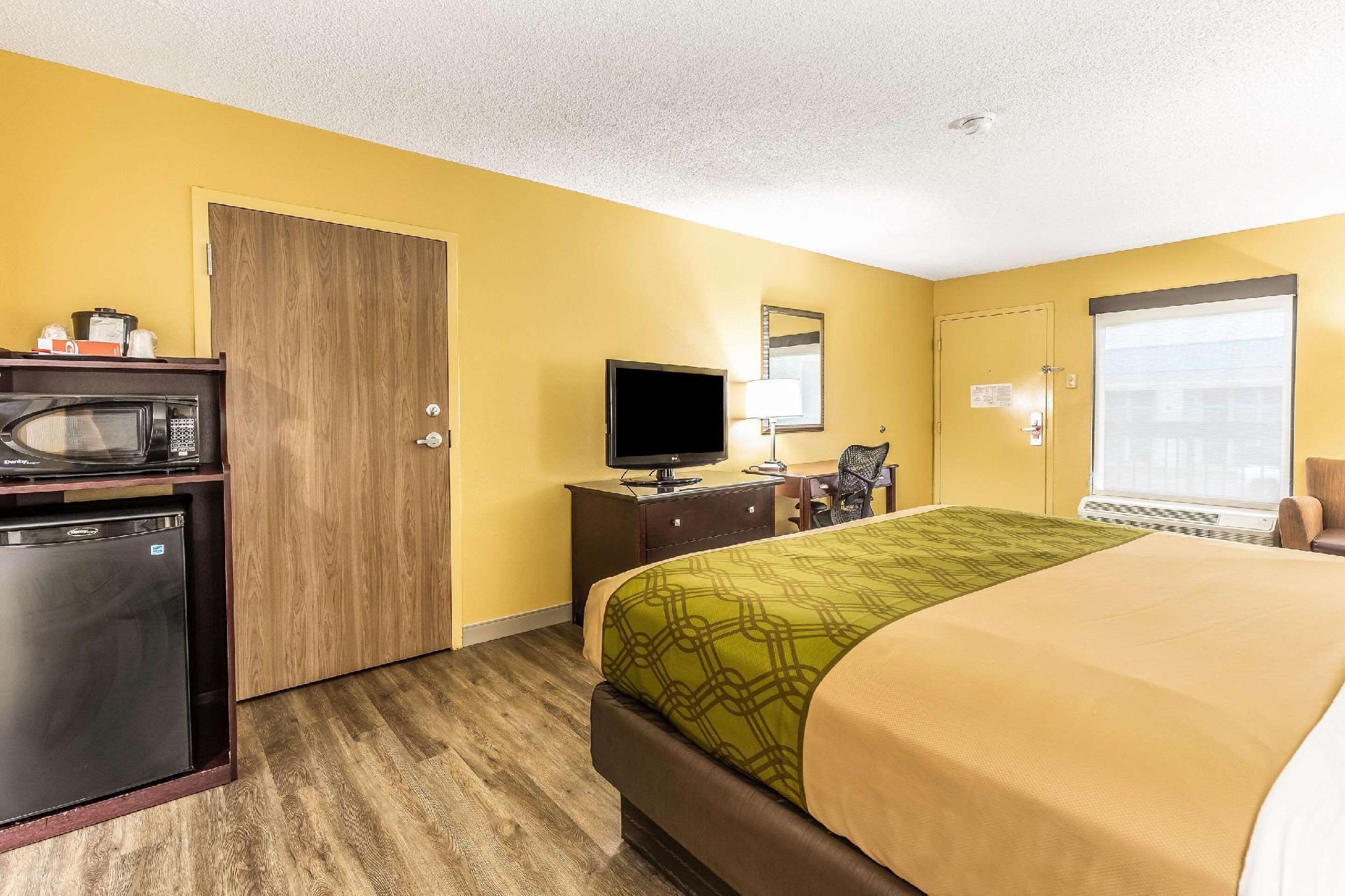 1 King Bed, Nonsmoking, Accessible
