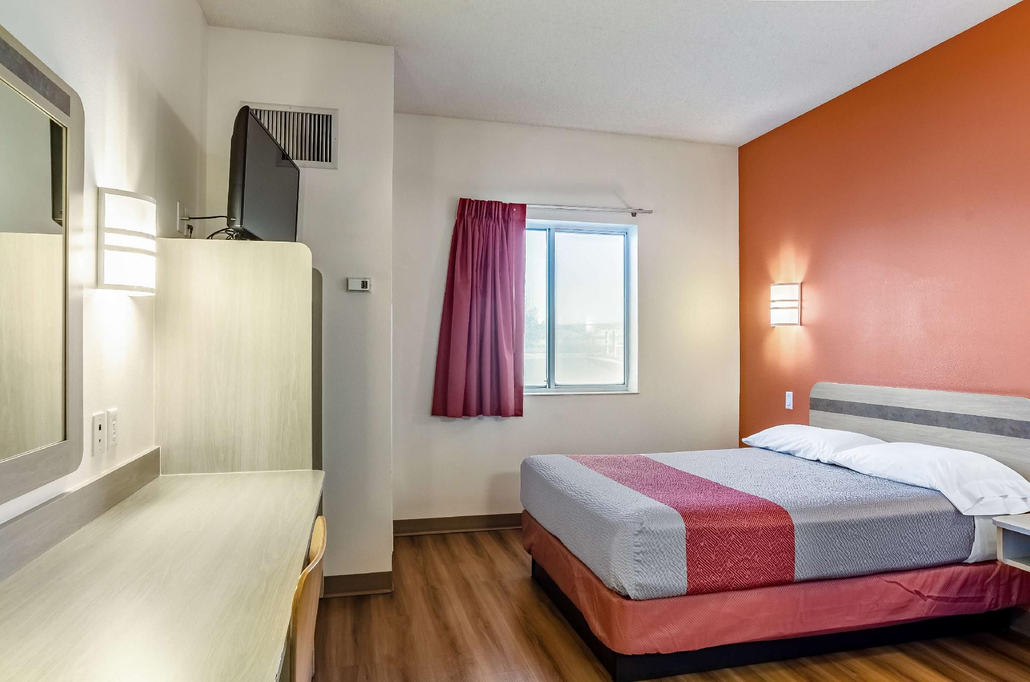 1 Queen Bed | Mobility Accessible Tub Nsmk