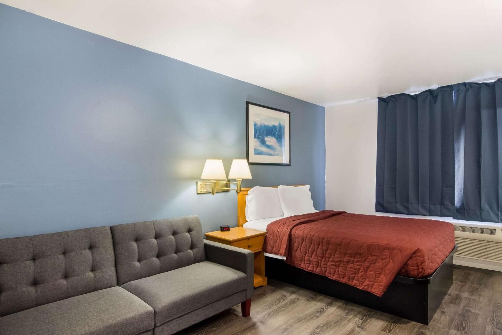Queen Suite - Non Smoking/Non-Pet Friendly