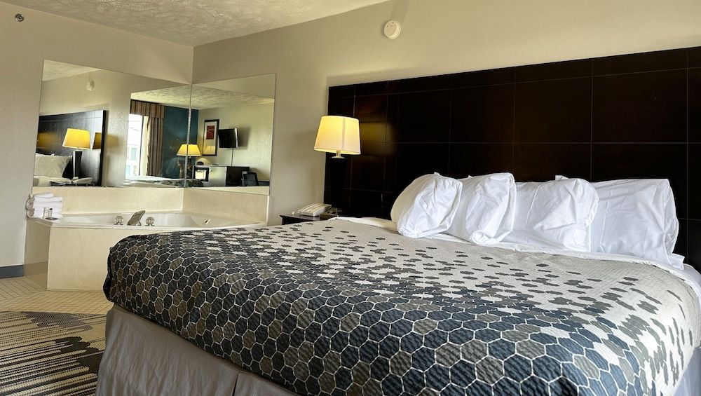 Room, 1 King Bed, Non Smoking, Jetted Tub