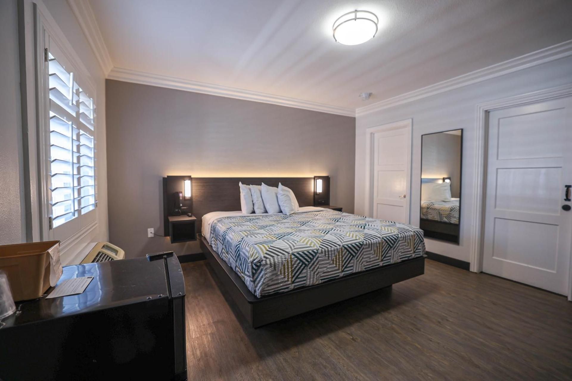 King Room with Roll-in Shower - Disability Access - Non-Smoking