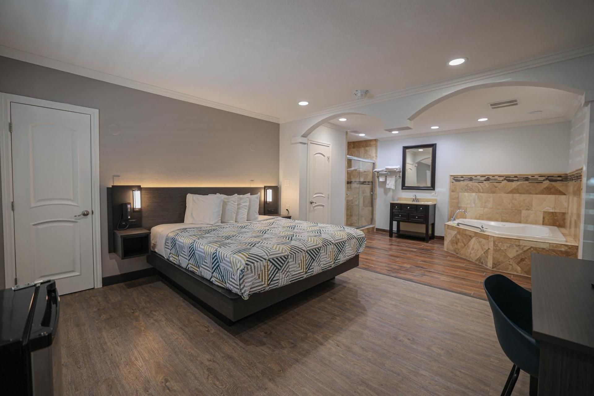 Motel 6 Tustin, CA – Orange County King Room with Spa Bath - Non-Smoking