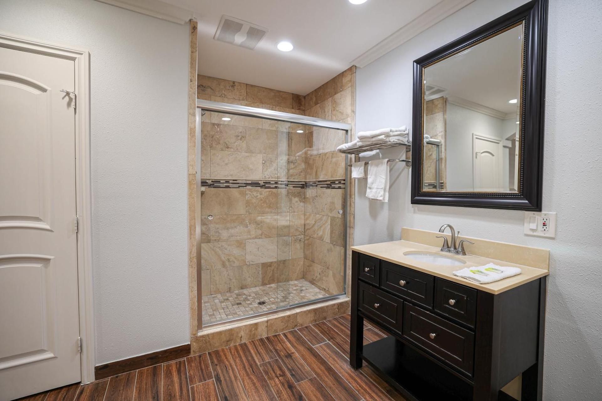 Motel 6 Tustin, CA – Orange County King Room with Spa Bath - Non-Smoking 3