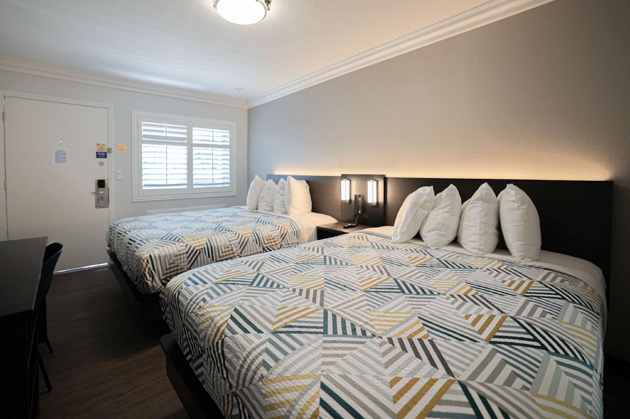 2 Queen Beds | Mobil Access Tub Nsmk Micfridg