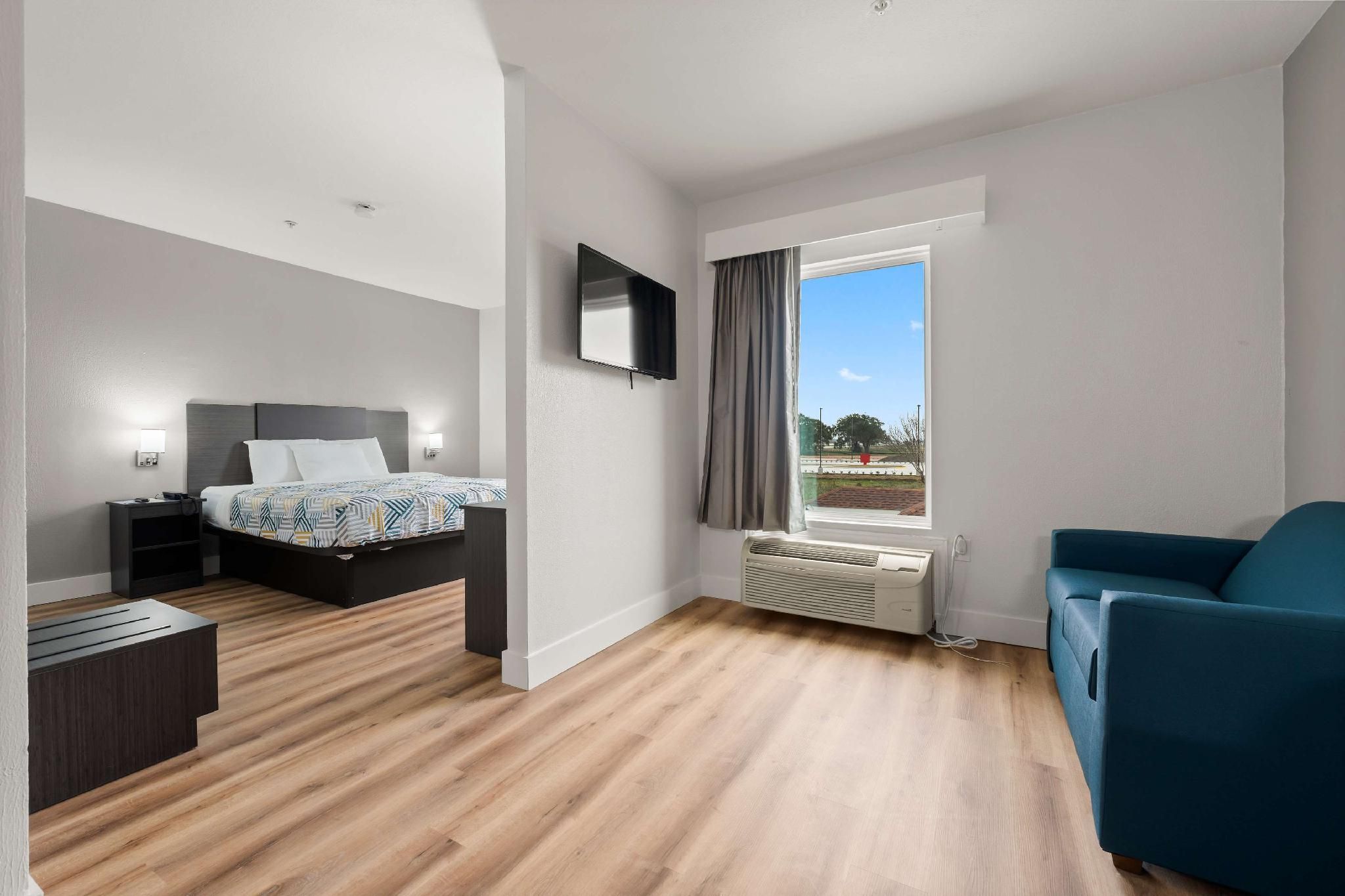 1 KING BED | ACCESSIBLE SUITE NSMK