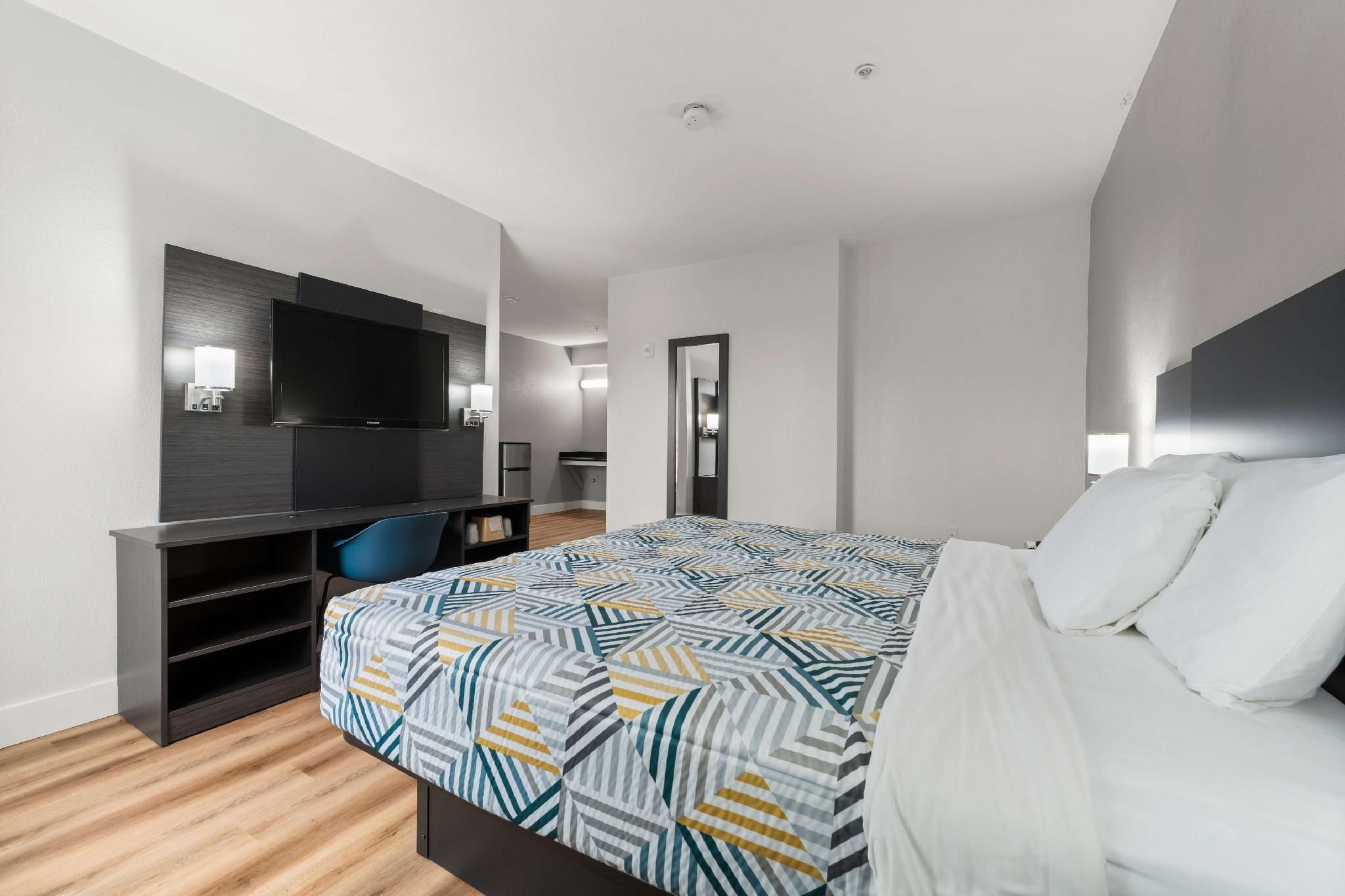 1 King Bed | Non-Smoking