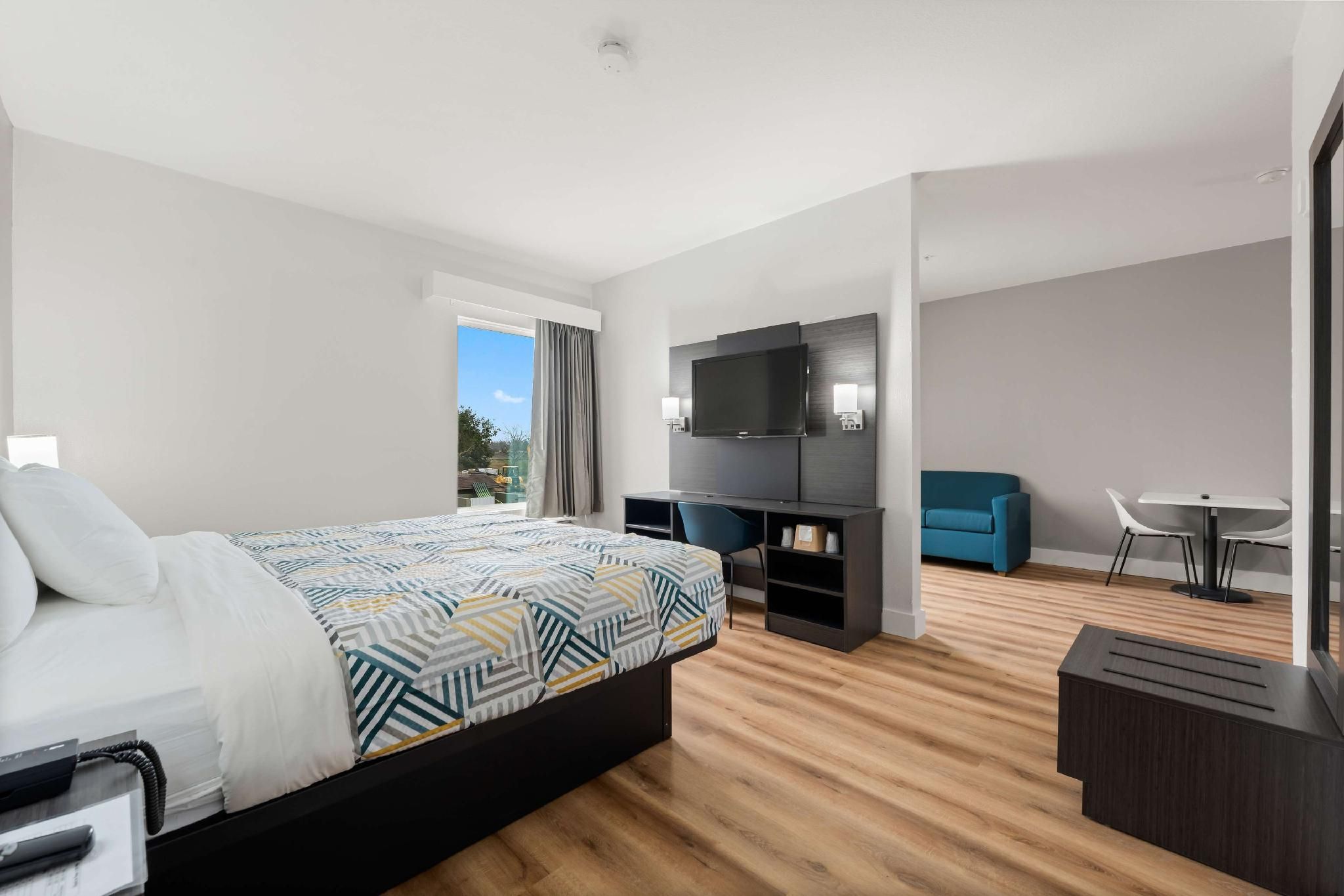 1 KING BED | ACCESSIBLE SUITE NSMK