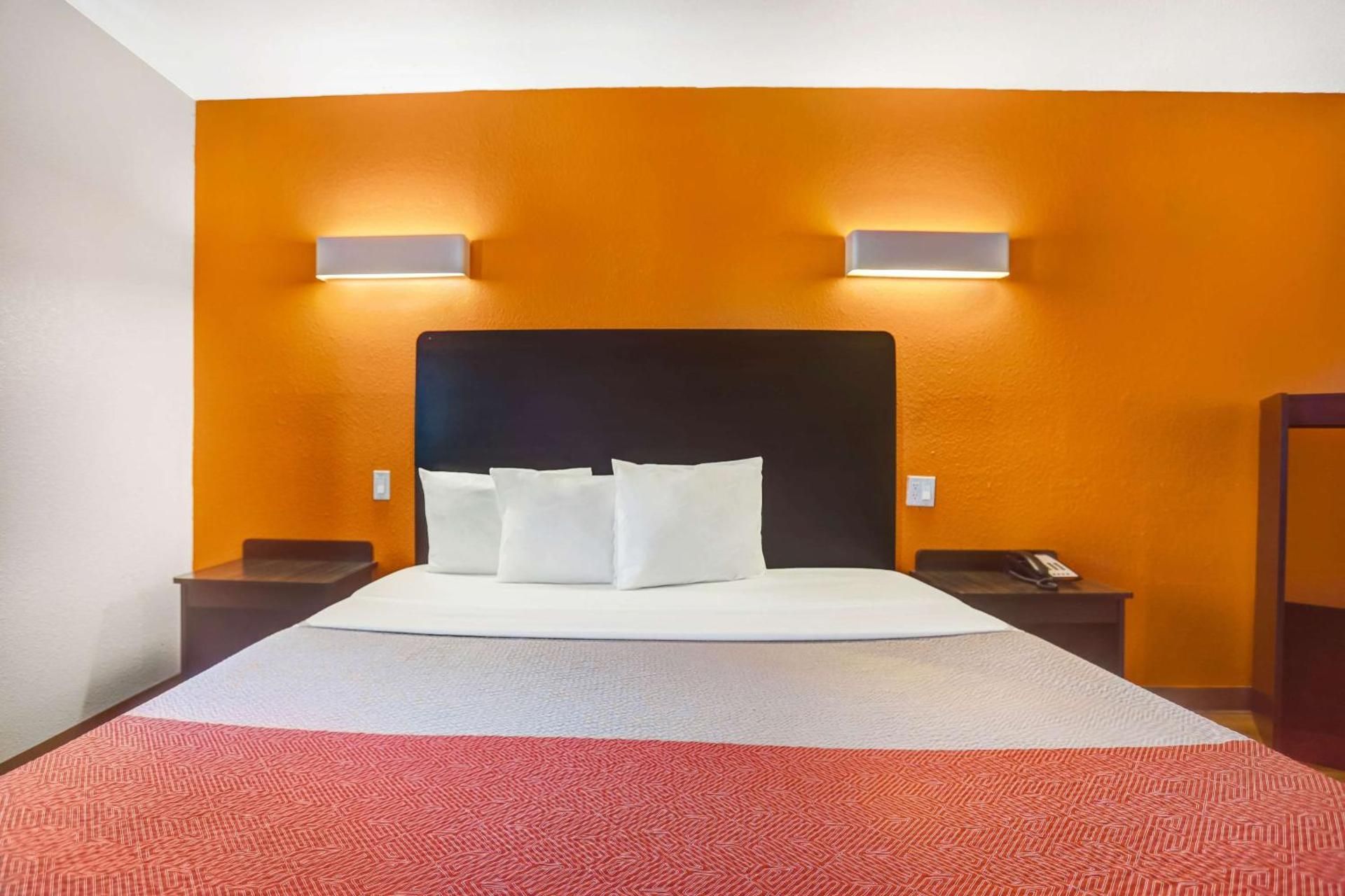 Deluxe King Room - Non-Smoking