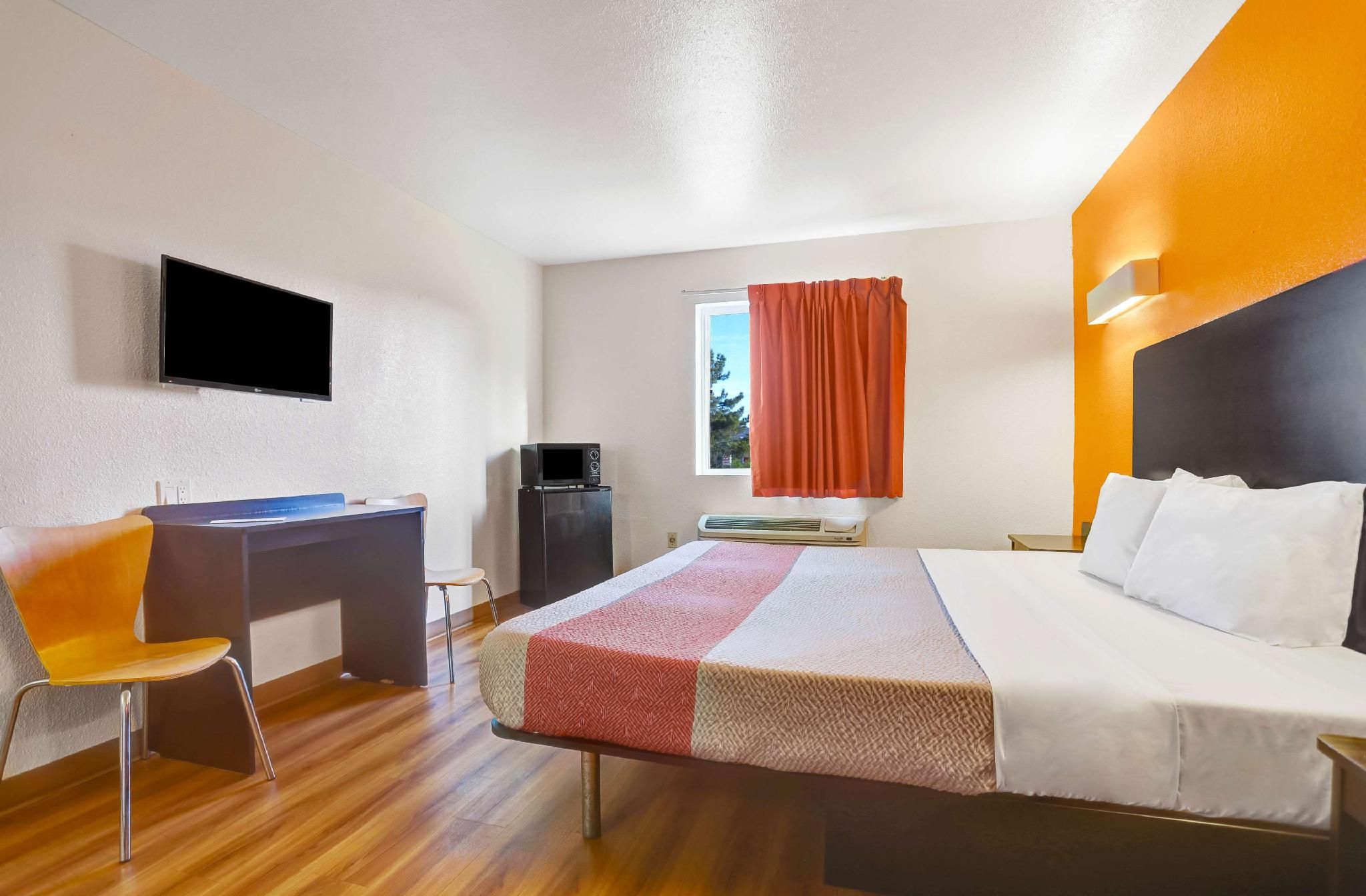 1 King Bed | Non-Smoking