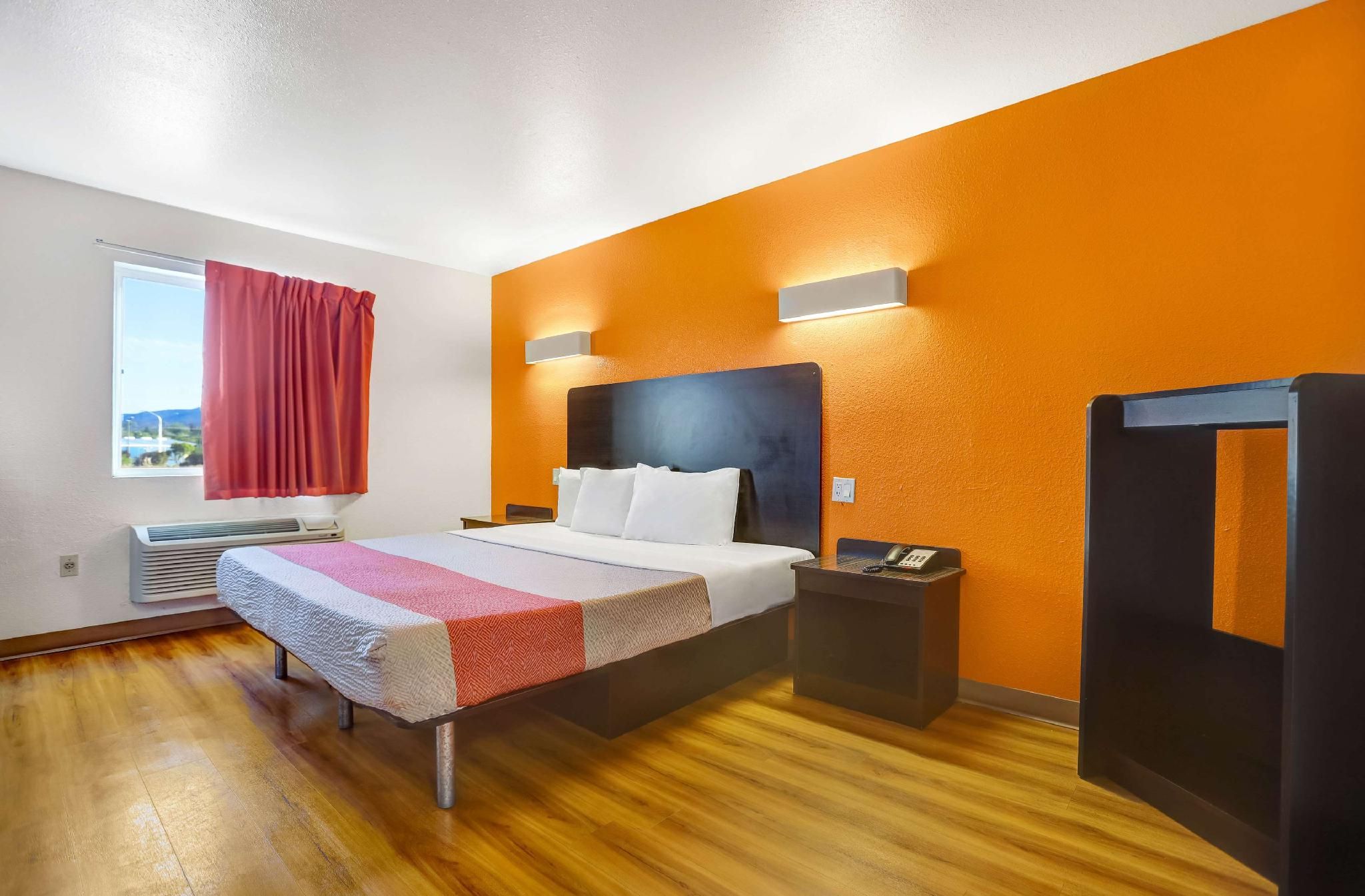 1 King Bed | Non-Smoking