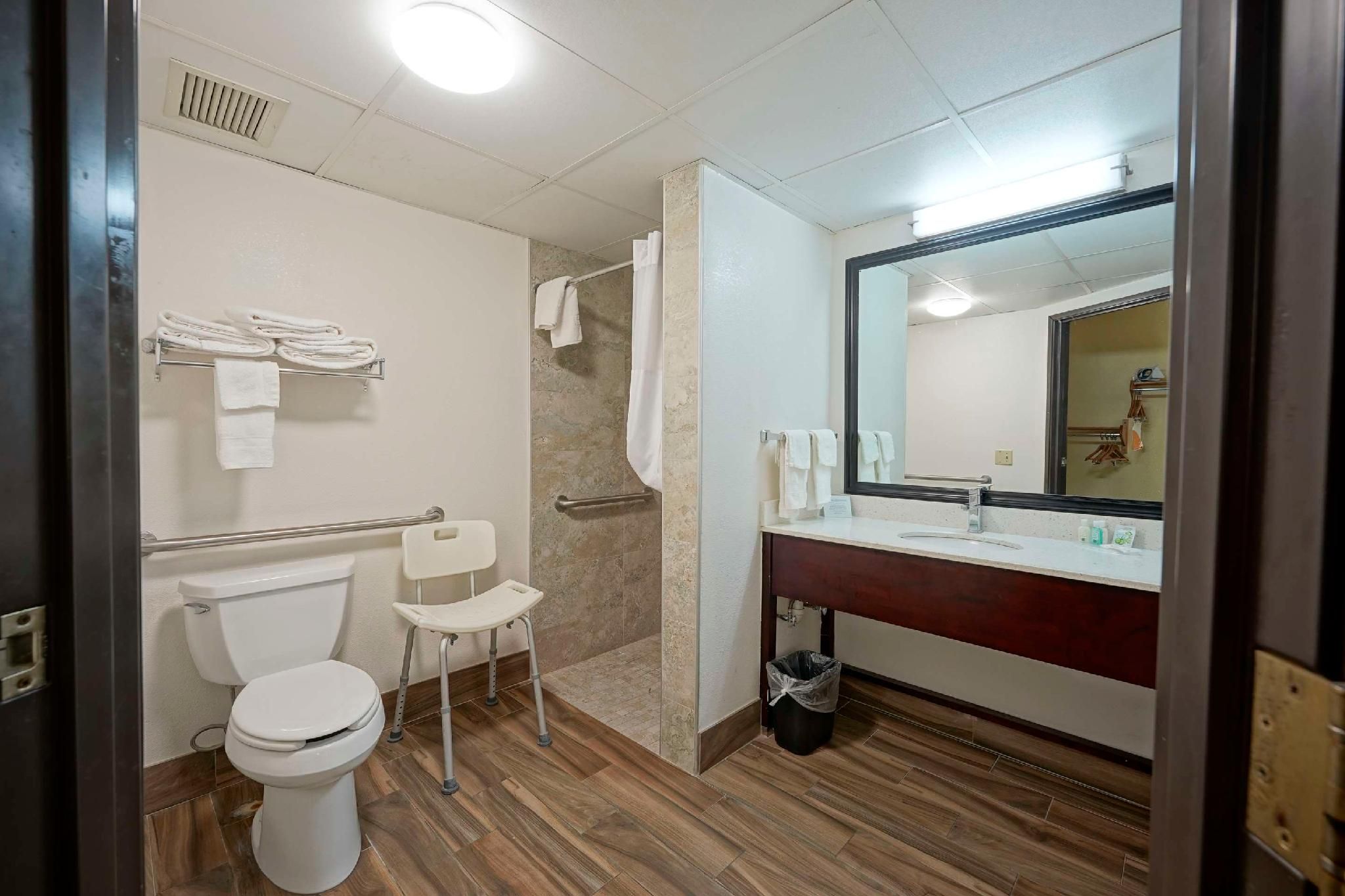 Quality Inn & Suites Harrington - Milford 2 Queen Beds Non-smoking Accessible 3