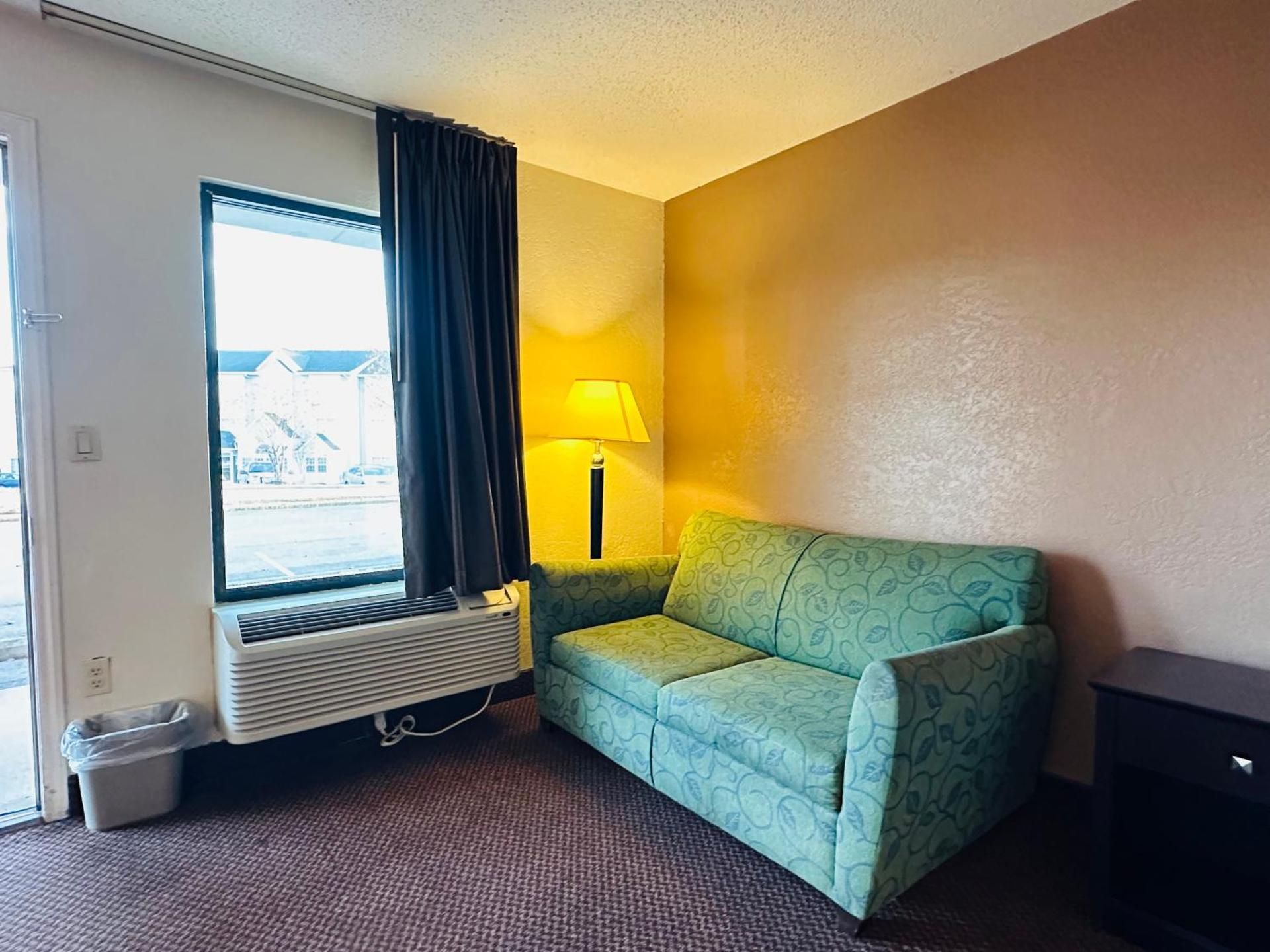 Econo Lodge King Room with Tub - Disability Access/Non Smoking/Exterior Hall 2