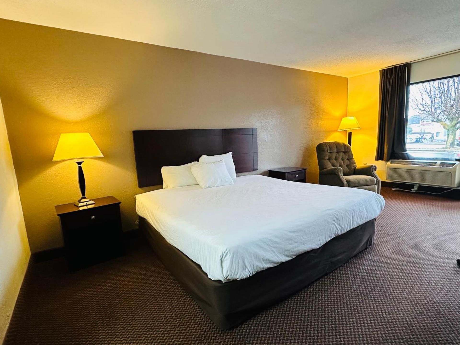 Econo Lodge 1 King Bed, Nonsmoking