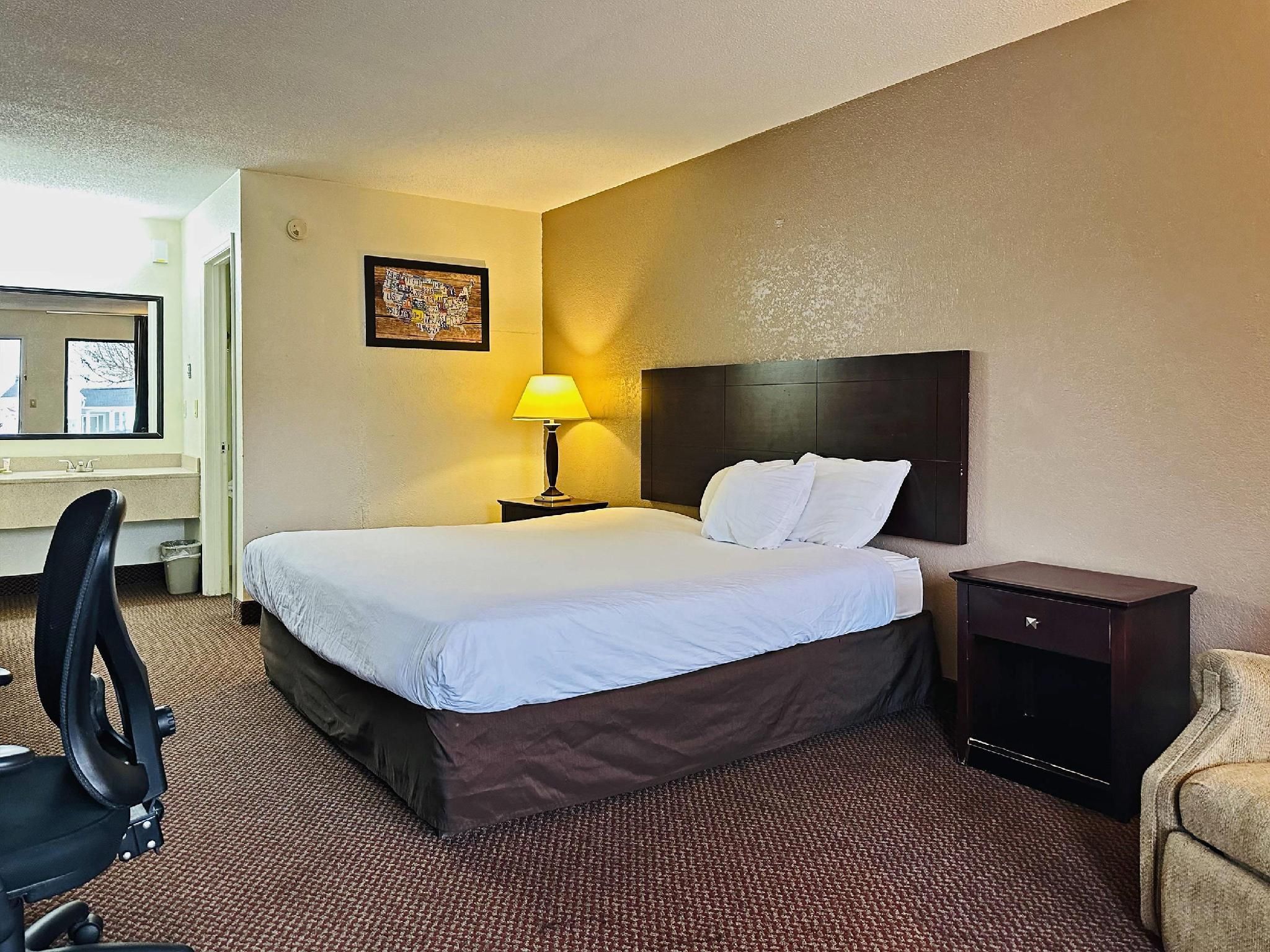 Econo Lodge 1 King Bed, Nonsmoking 2