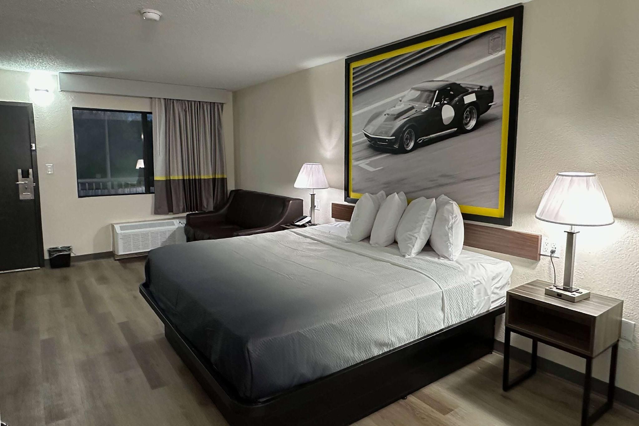 Super 8 by Wyndham Kannapolis 1 King Bed, Mobility Accessible Room, Non-Smoking