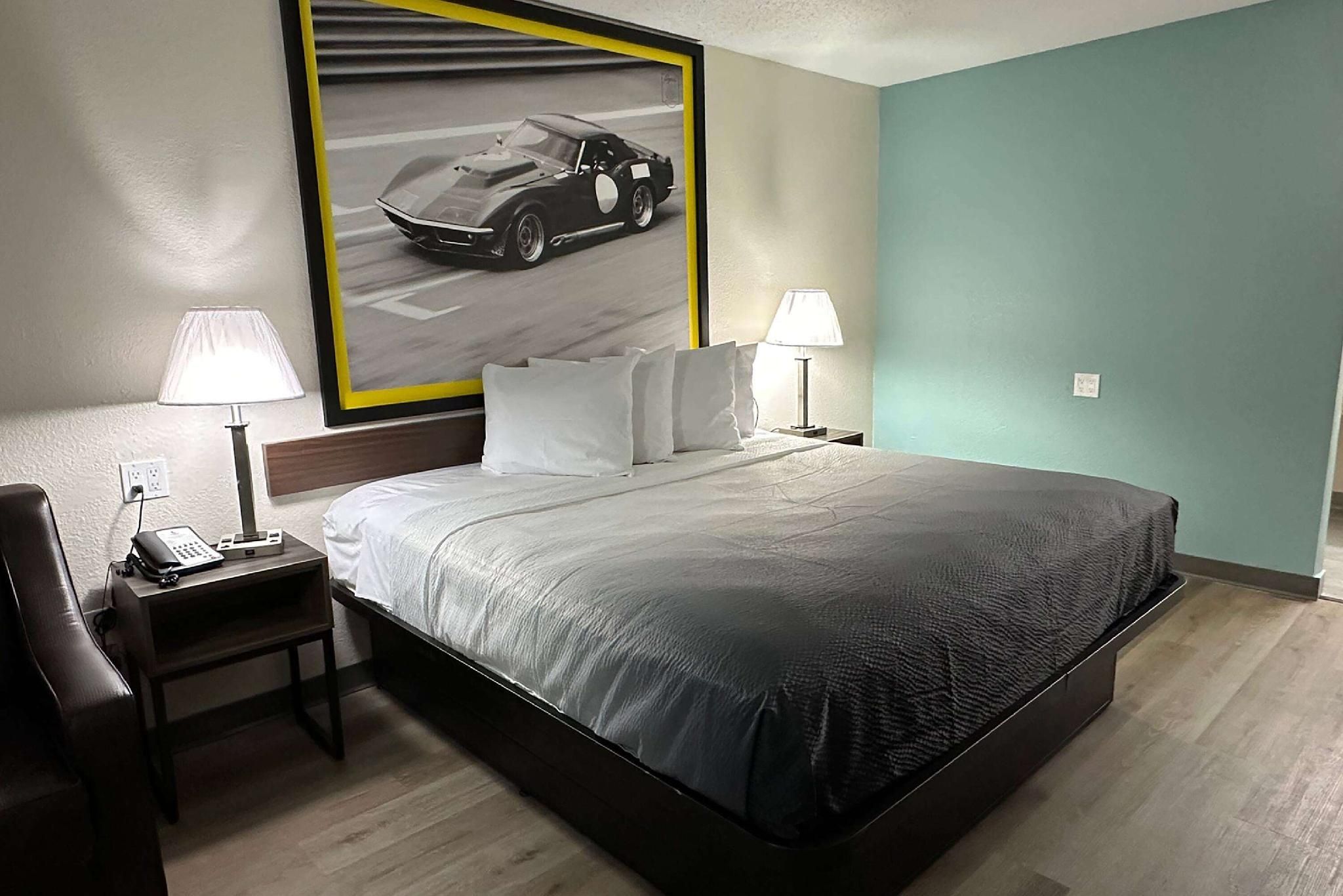 1 King Bed, Non-Smoking