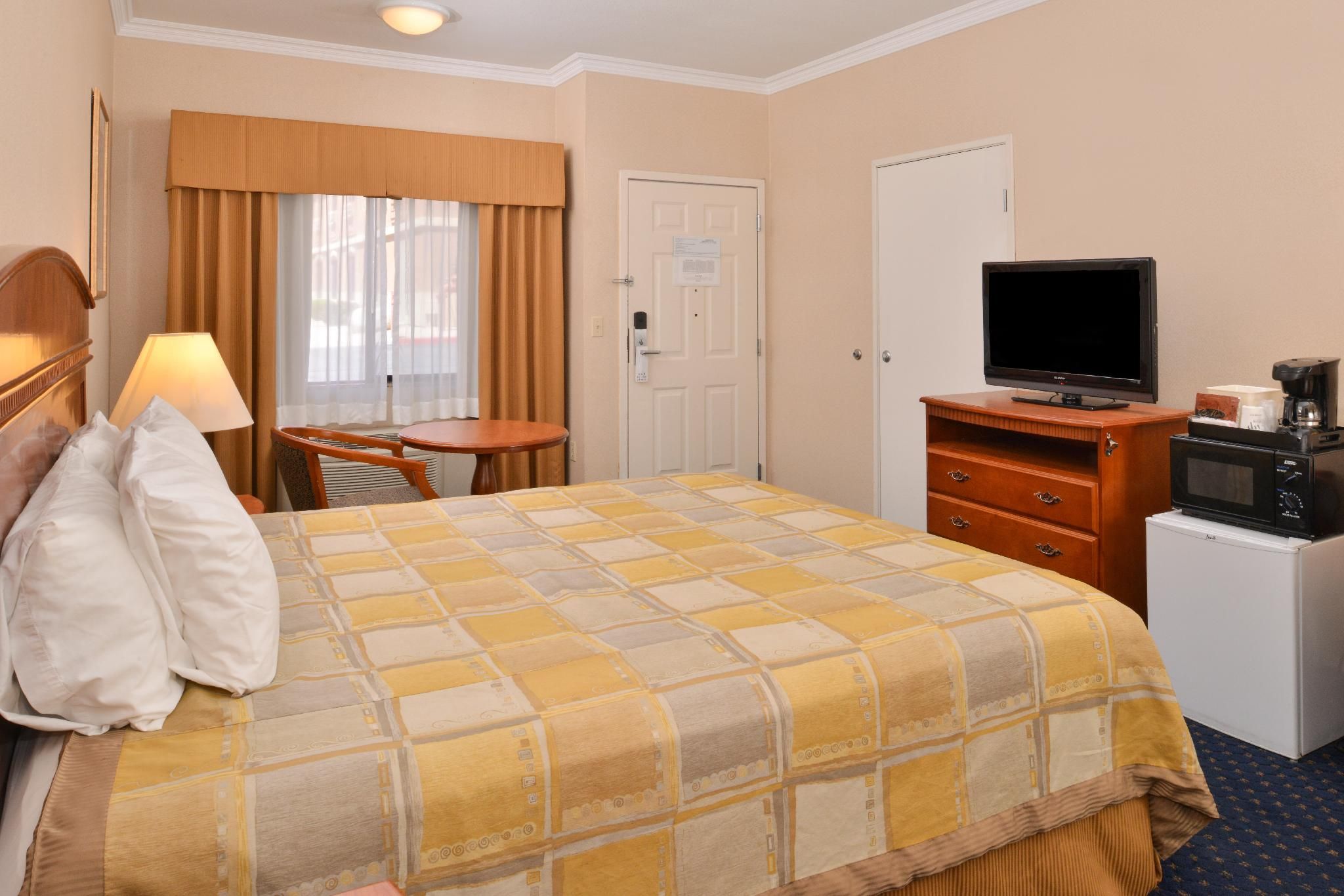 Deluxe - 1 King Bed
