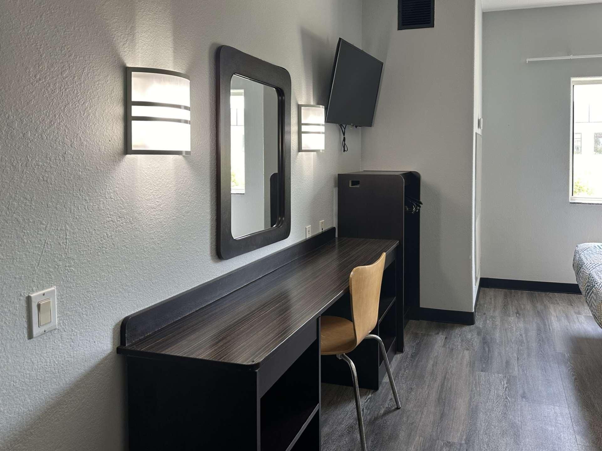 1 Queen Bed | Non-Smoking, Micfridge