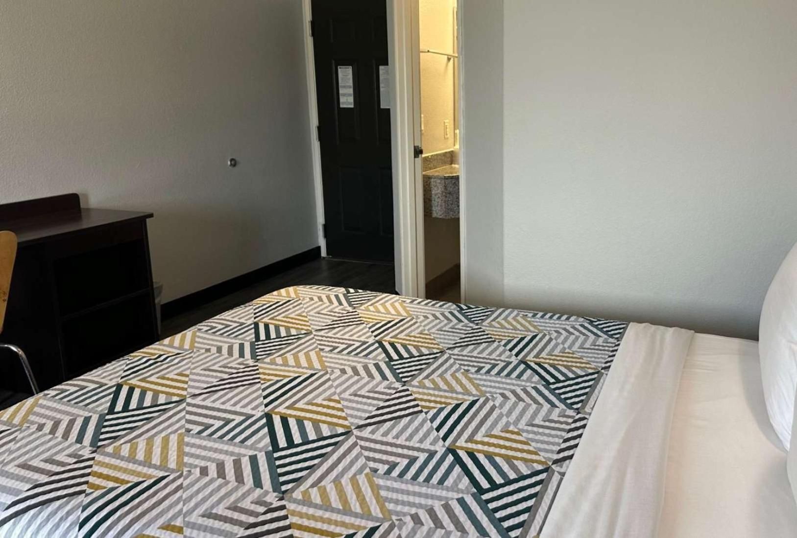 Queen Room - Disability Access - Roll in Shower