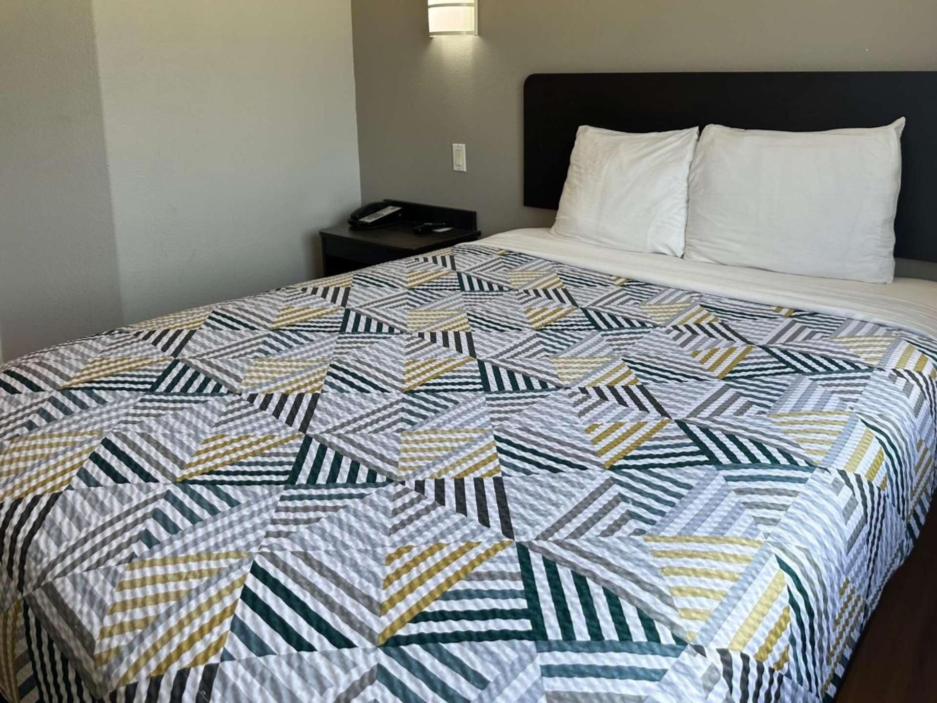 1 Queen Bed | ADA/RI Shower/Non-Smoking