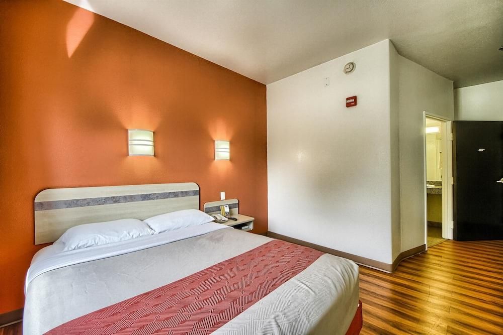 Deluxe Queen Room - Non-Smoking