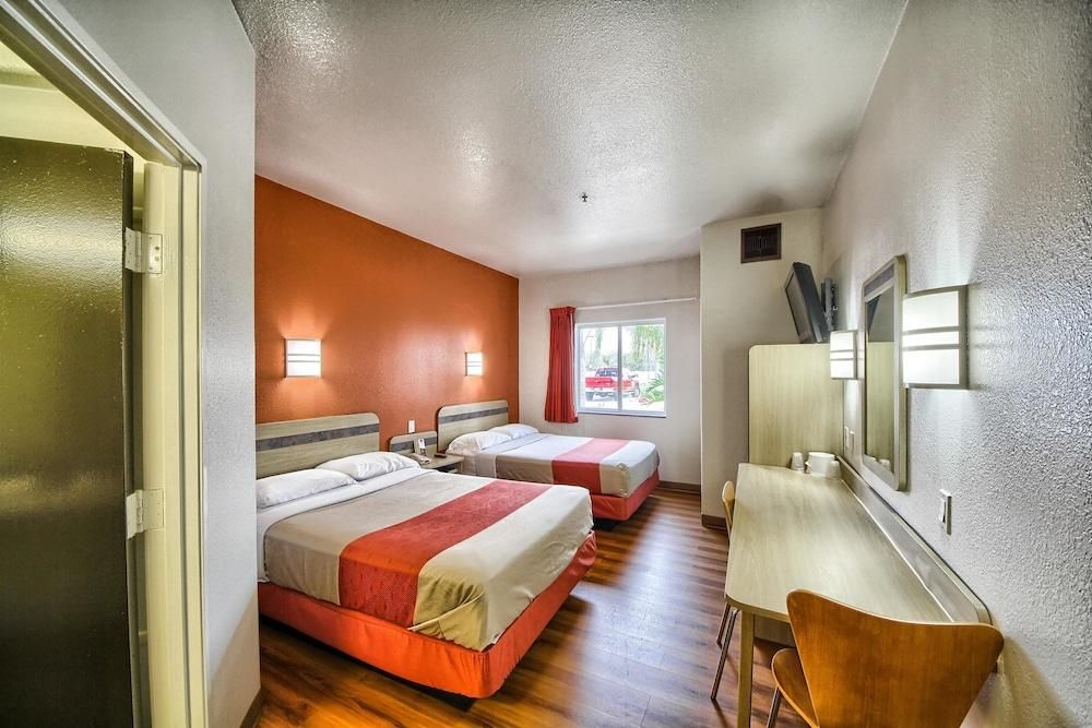 Deluxe Queen Room with Two Queen Beds - Non-Smoking