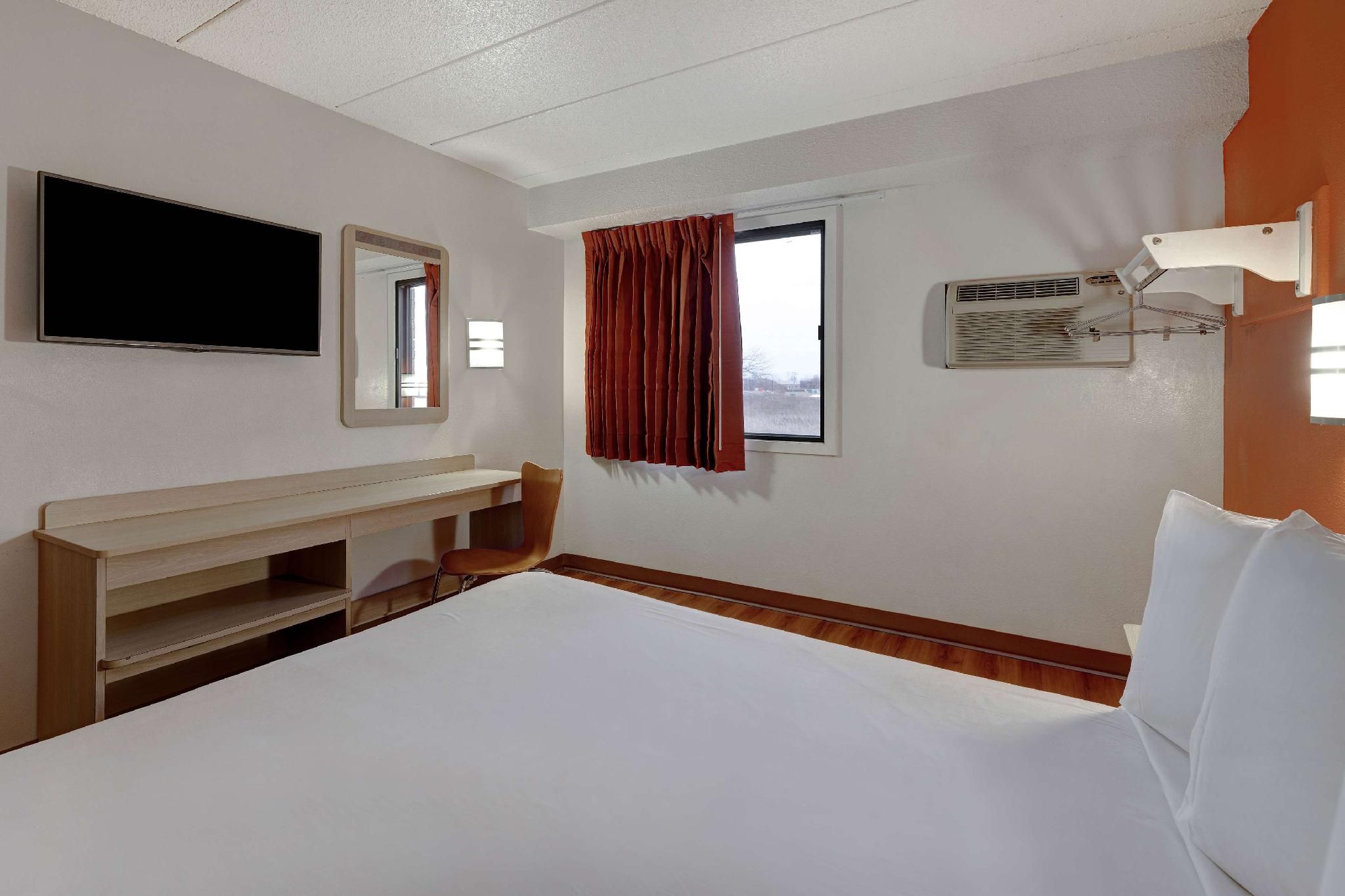 1 Queen Bed |