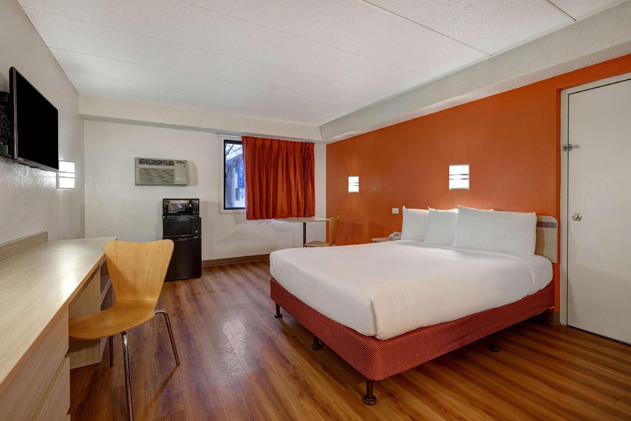 1 Full Bed | ADA/Tub/Micfridge