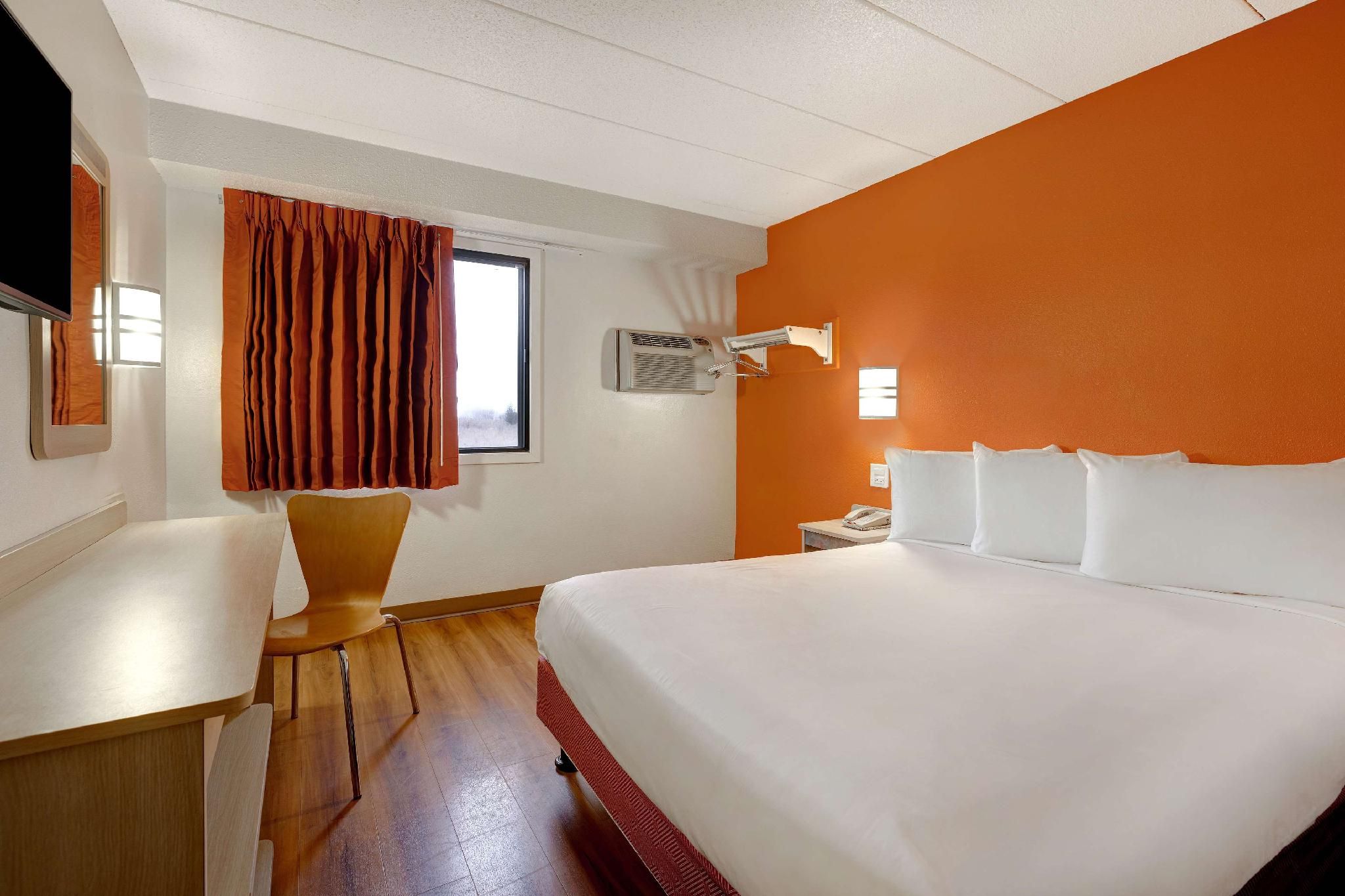 1 Queen Bed |