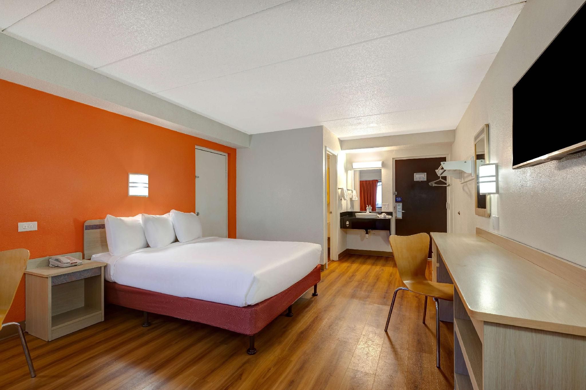 1 Full Bed | ADA/Tub/Micfridge