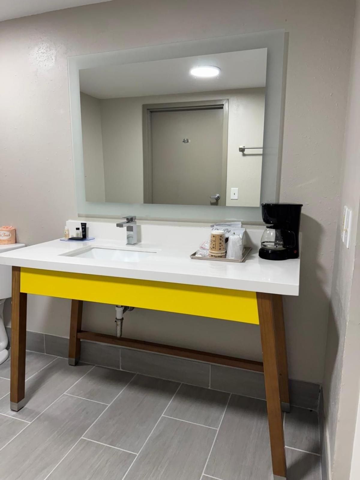 1 King Bed, Mobility Accessible Room, Bathtub w/Grab Bars, Non-Smoking