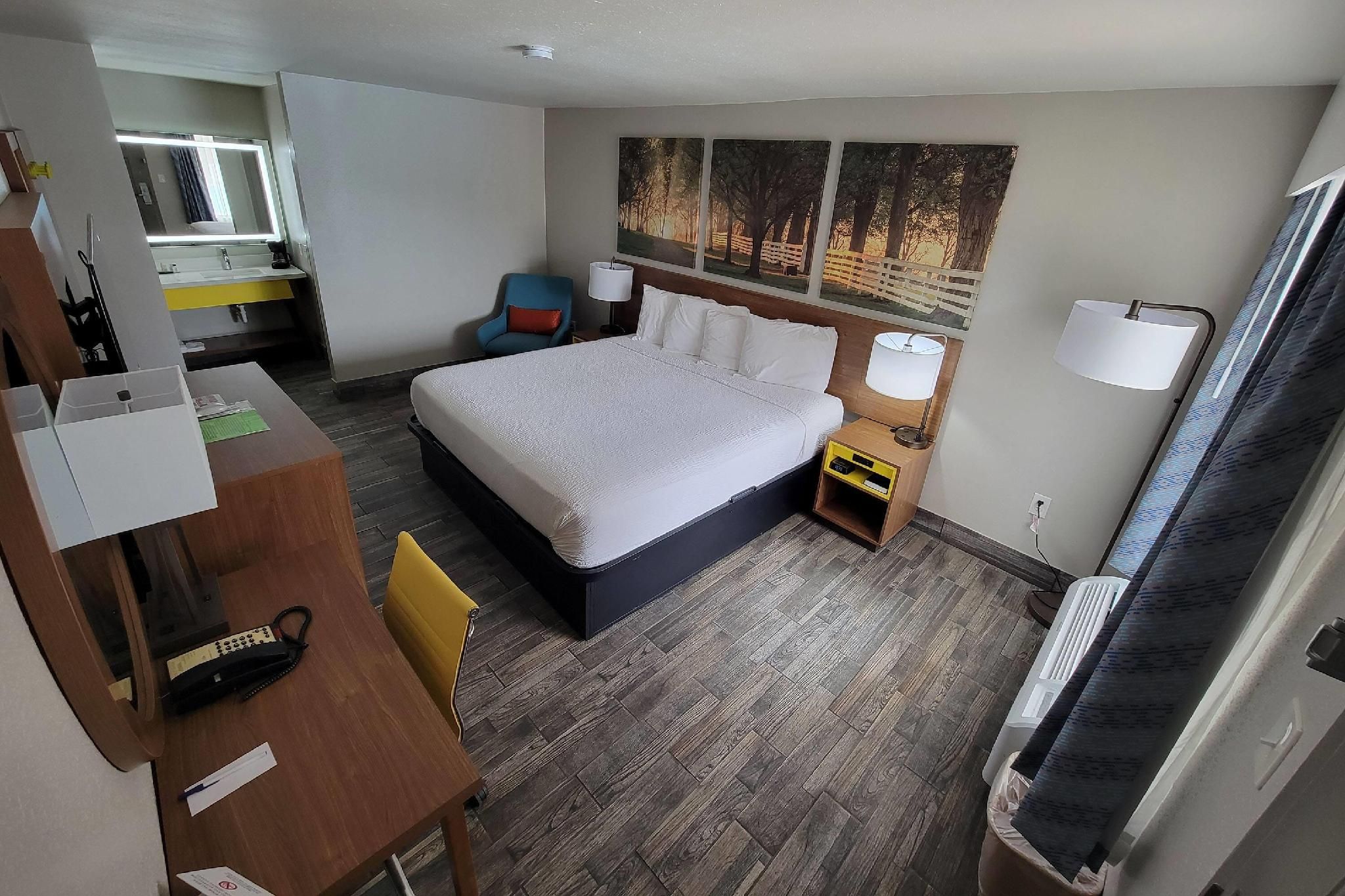 1 King Bed, Mobility Accessible Room, Bathtub w/Grab Bars, Non-Smoking