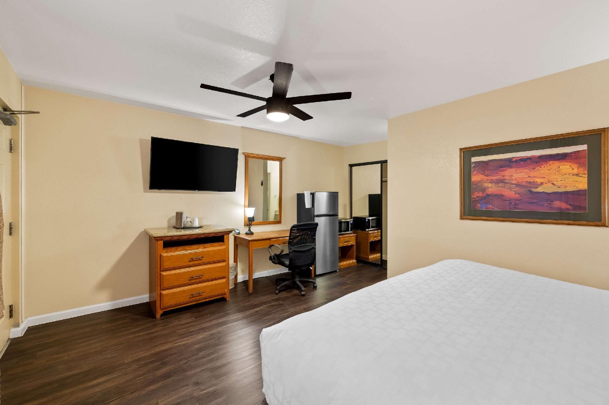 1 King Bed, Nonsmoking, Accessible