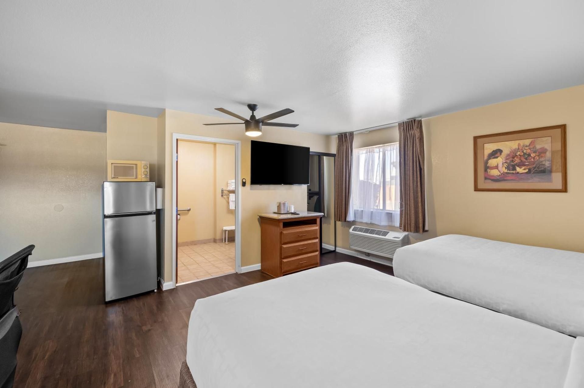 Clarion Inn Quadruple Room with Two Queen Beds and Tub - Disability Access/Non Smoking 3