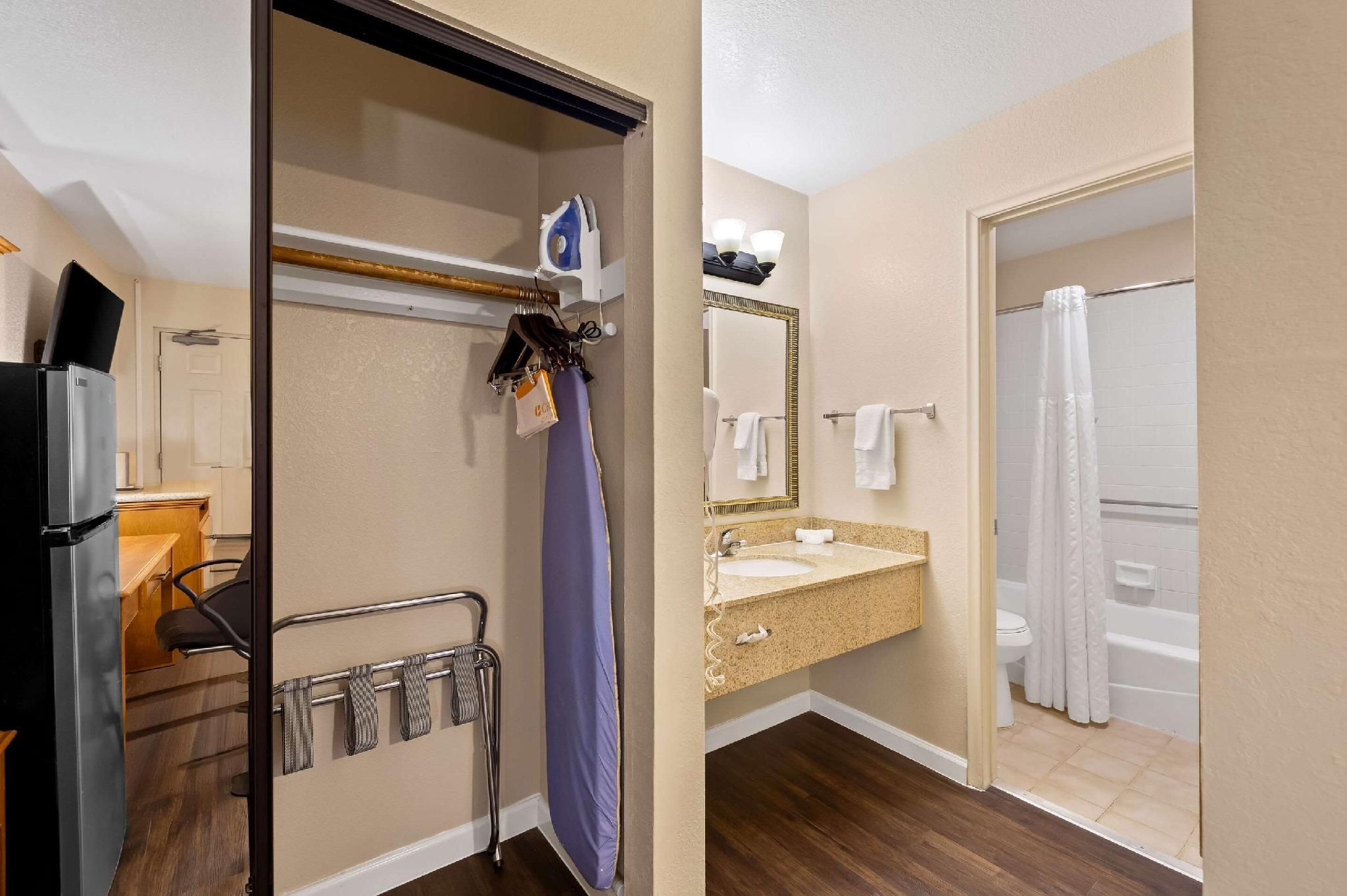 1 King Bed, Nonsmoking, Accessible