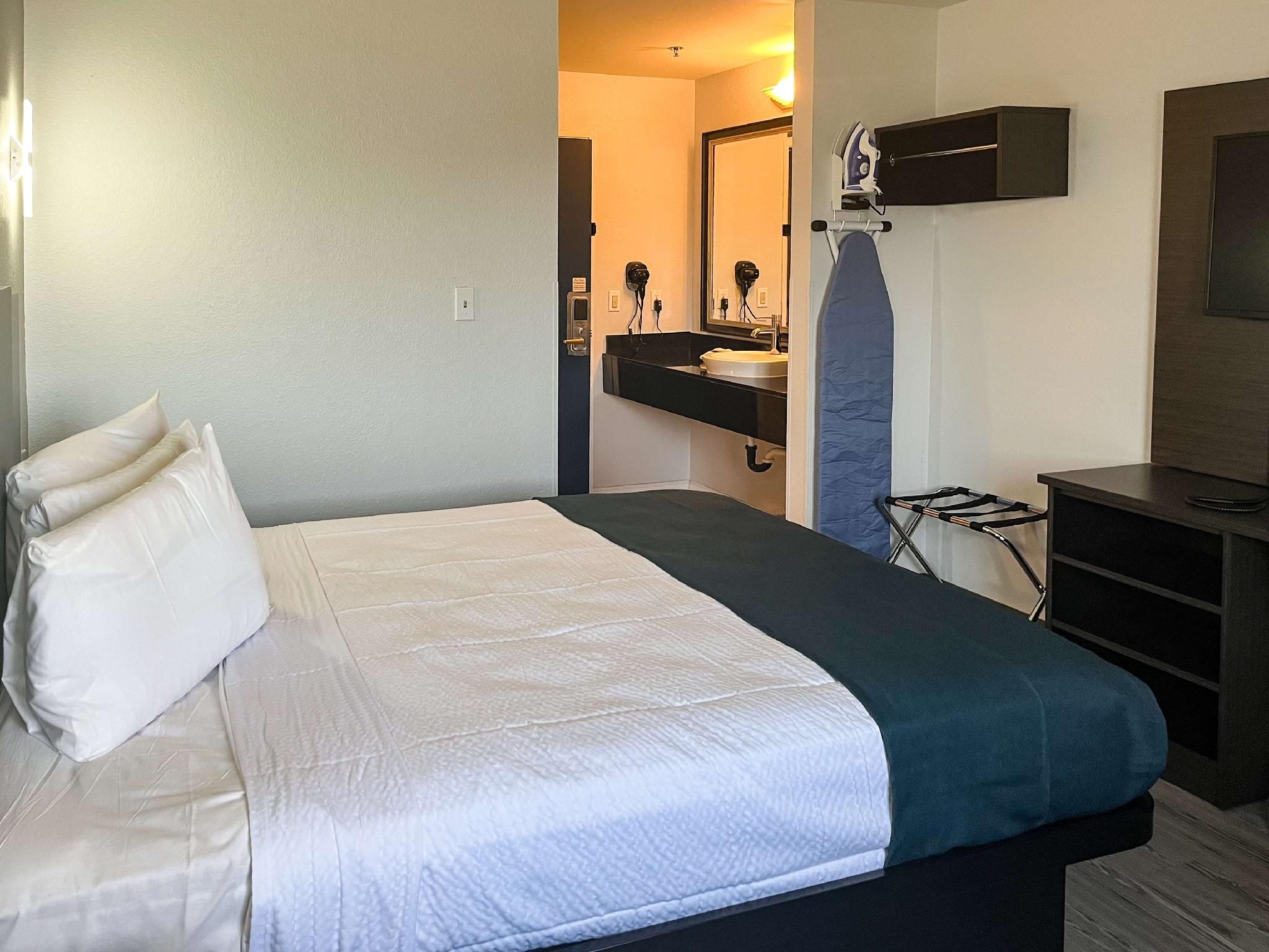 1 QB | Non-Smoking, Micfridge