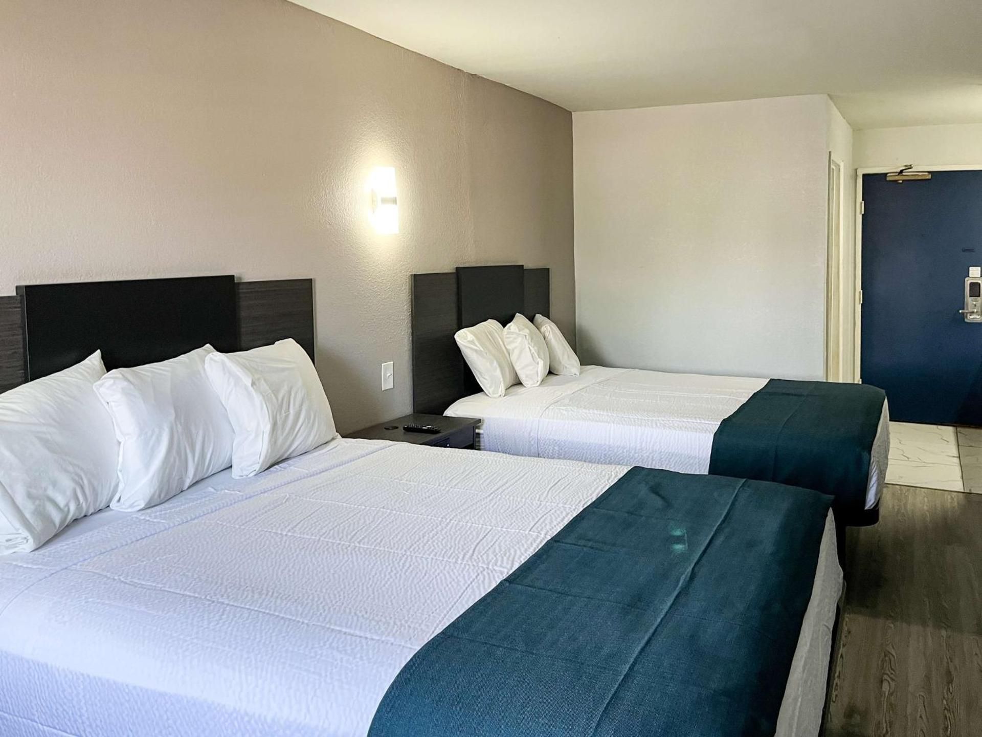 Studio 6  Suites Delano, CA Queen Room with Two Queen Beds