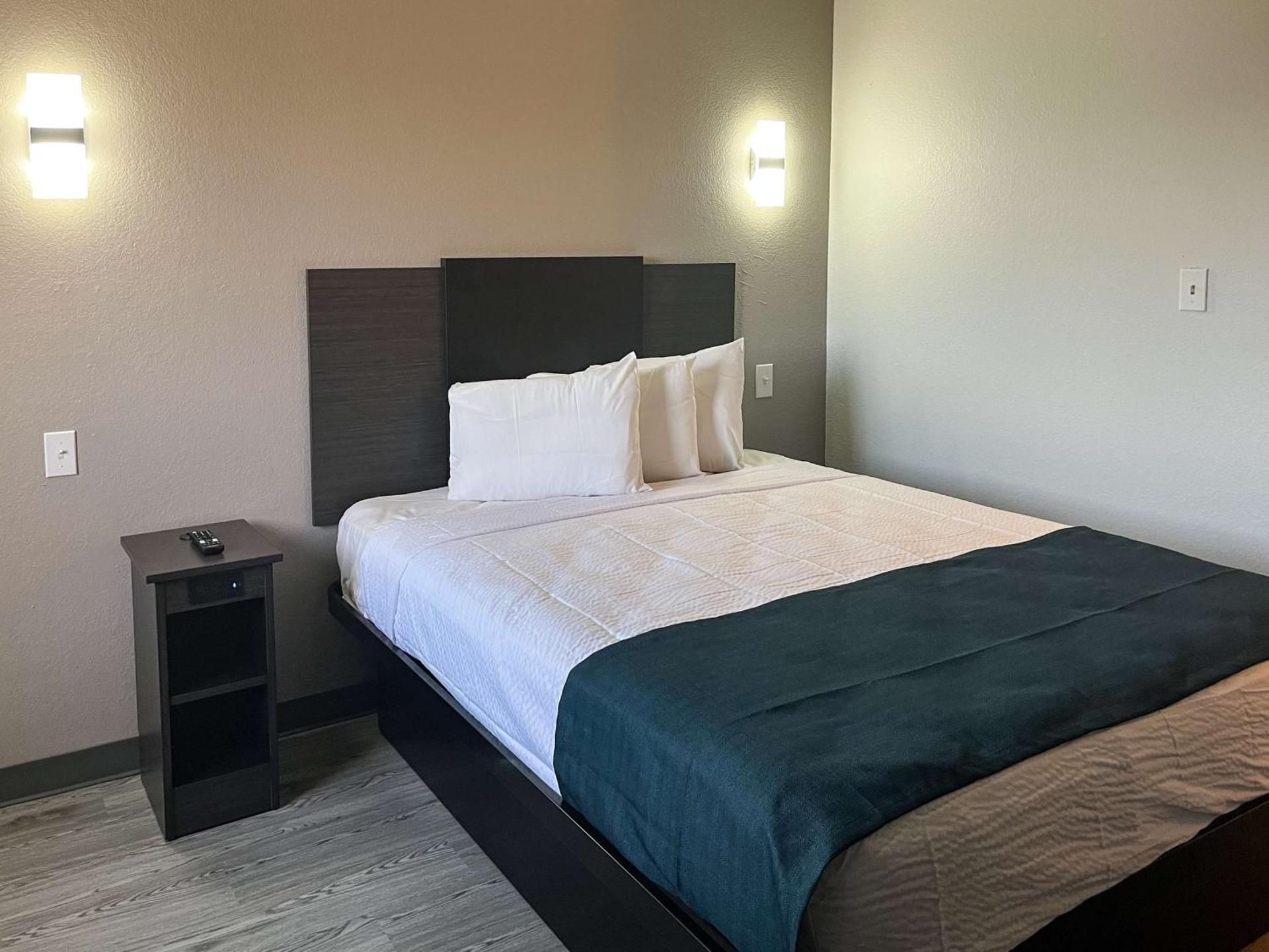 Studio 6  Suites Delano, CA Queen Room - Disability Access - Non-Smoking 2