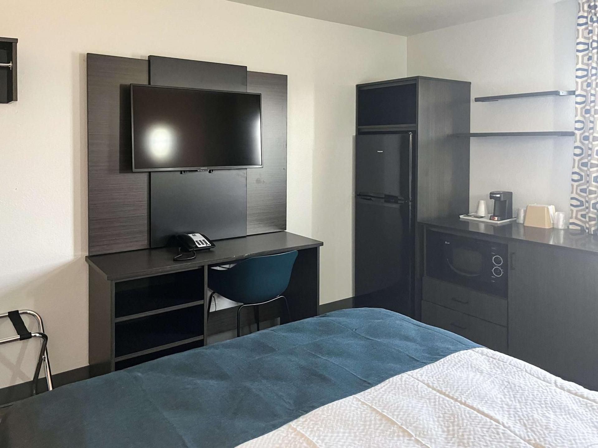 Studio 6  Suites Delano, CA Queen Room - Disability Access - Non-Smoking 3