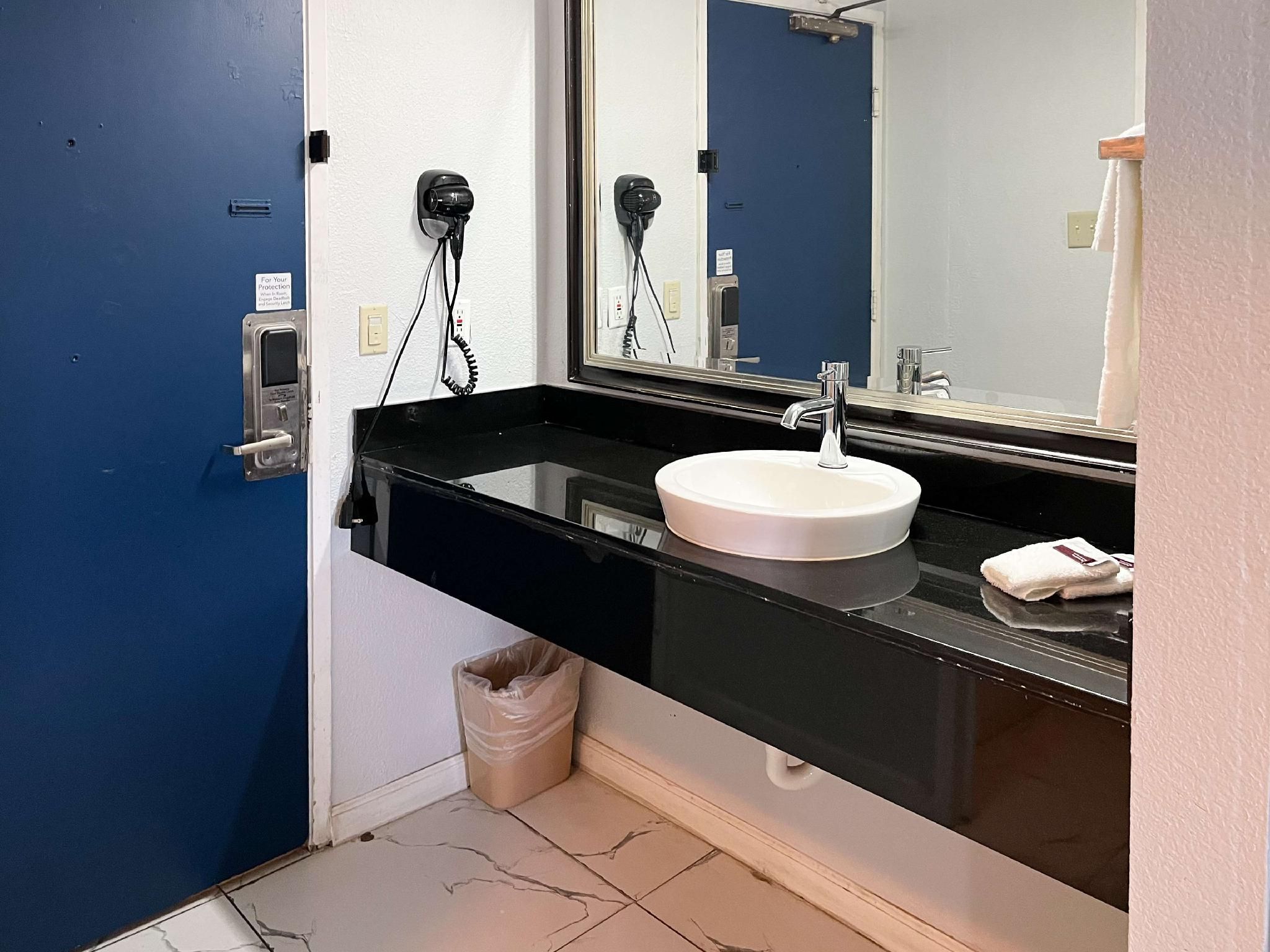 1 QB | Non-Smoking, Micfridge