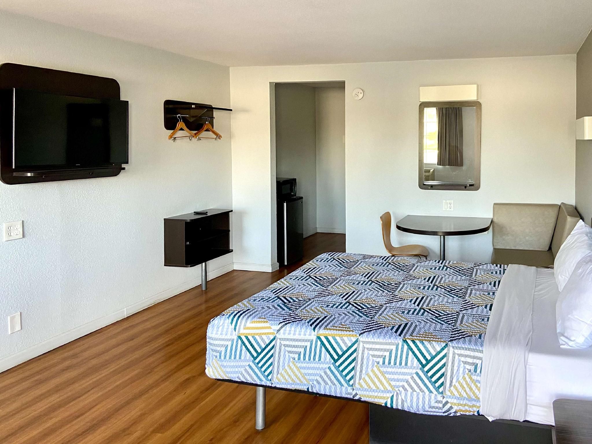 1 QB | Non-Smoking, Micfridge