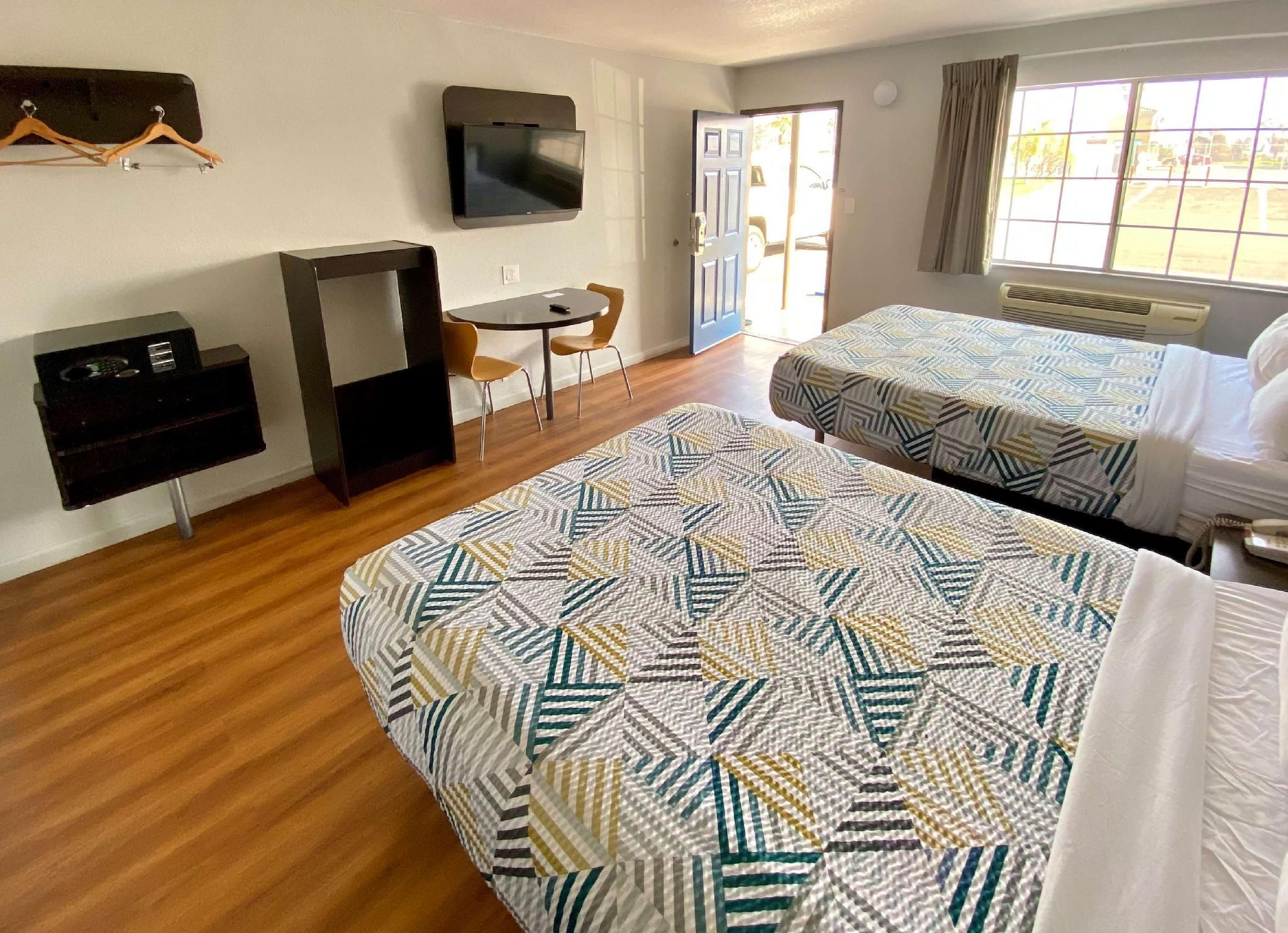 Motel 6 Delano, CA 2 QBs | Mobil Access Tub Nsmk Micfridg 3