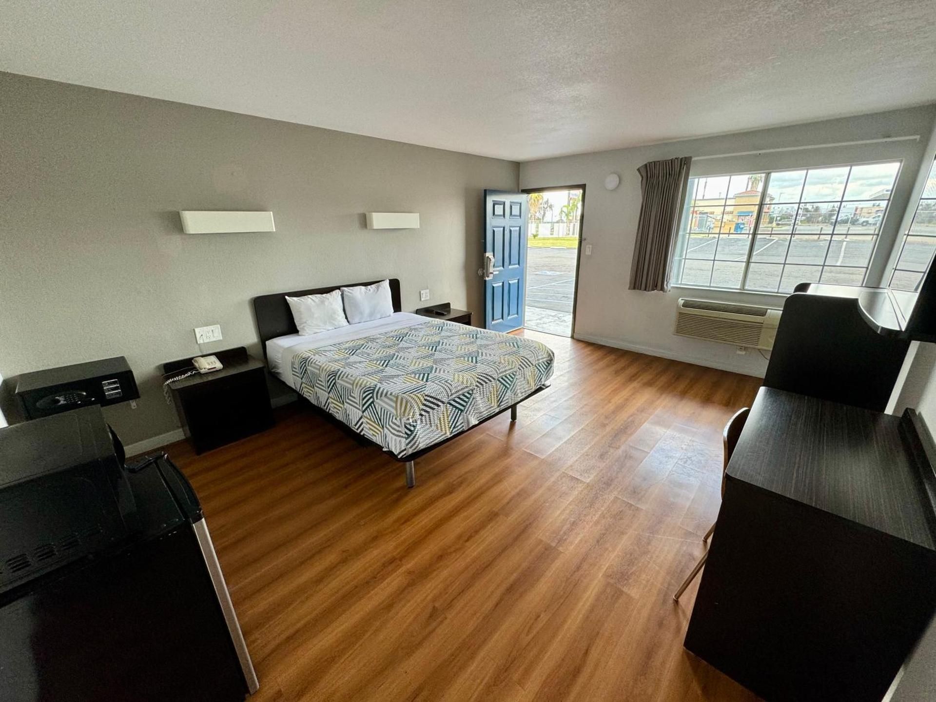 Queen Room - Disability Access - Non-Smoking