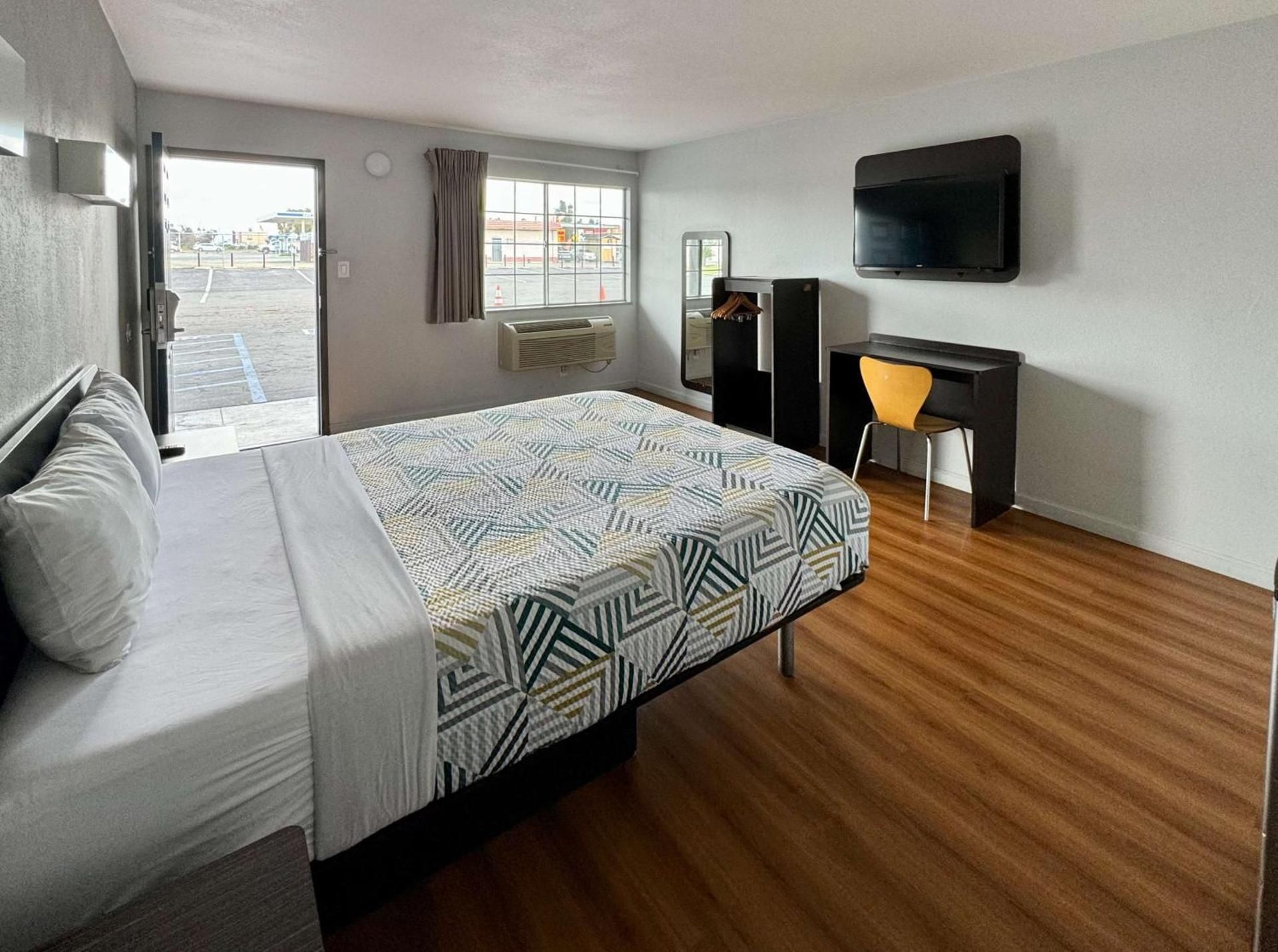 Queen Room - Disability Access - Non-Smoking