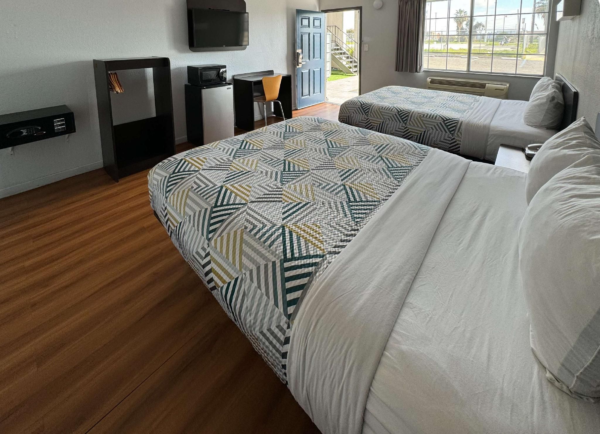 Motel 6 Delano, CA 2 QBs | Mobil Access Tub Nsmk Micfridg 2