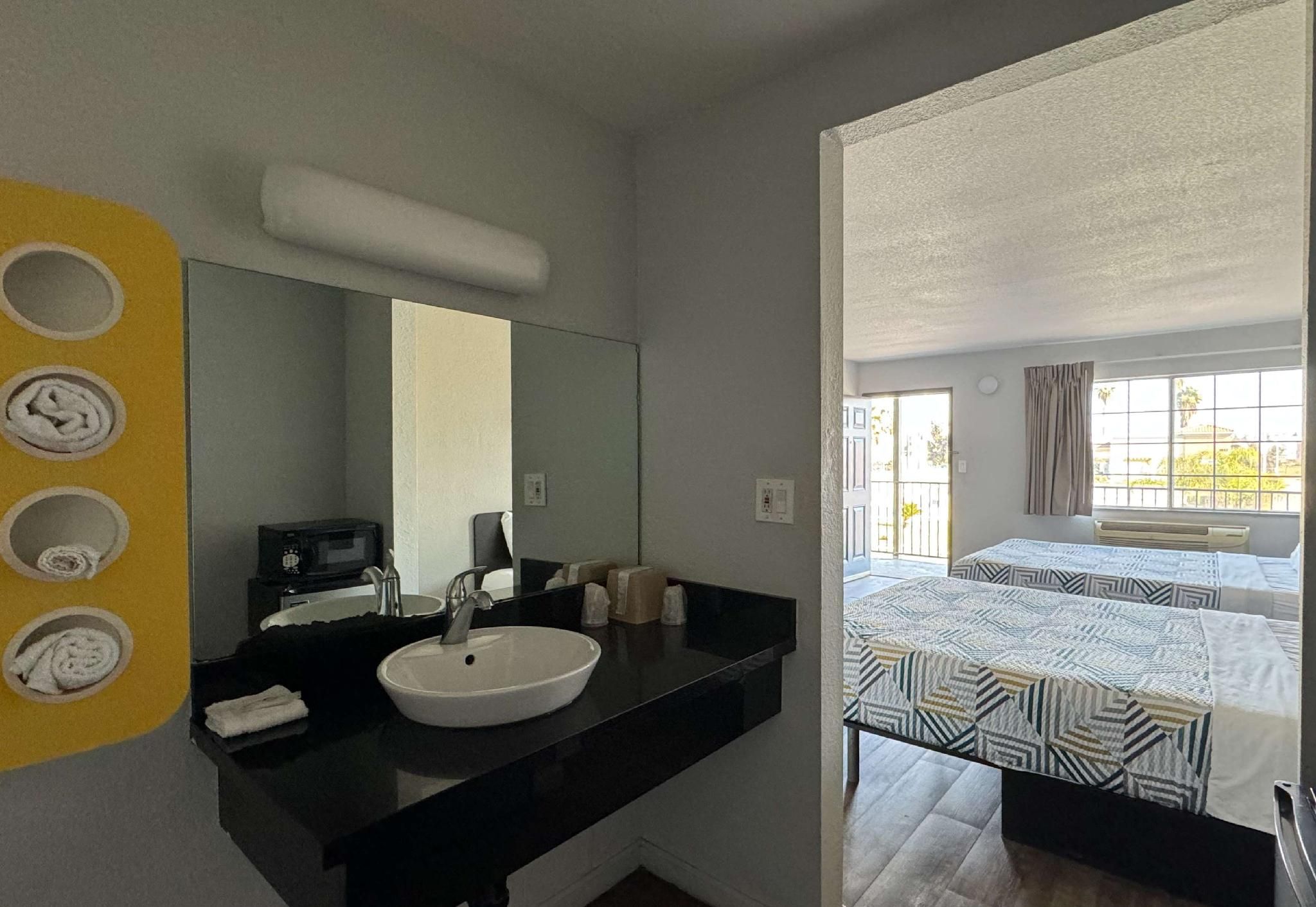 Motel 6 Delano, CA 2 QBs | Non-Smoking, Micfridge 3