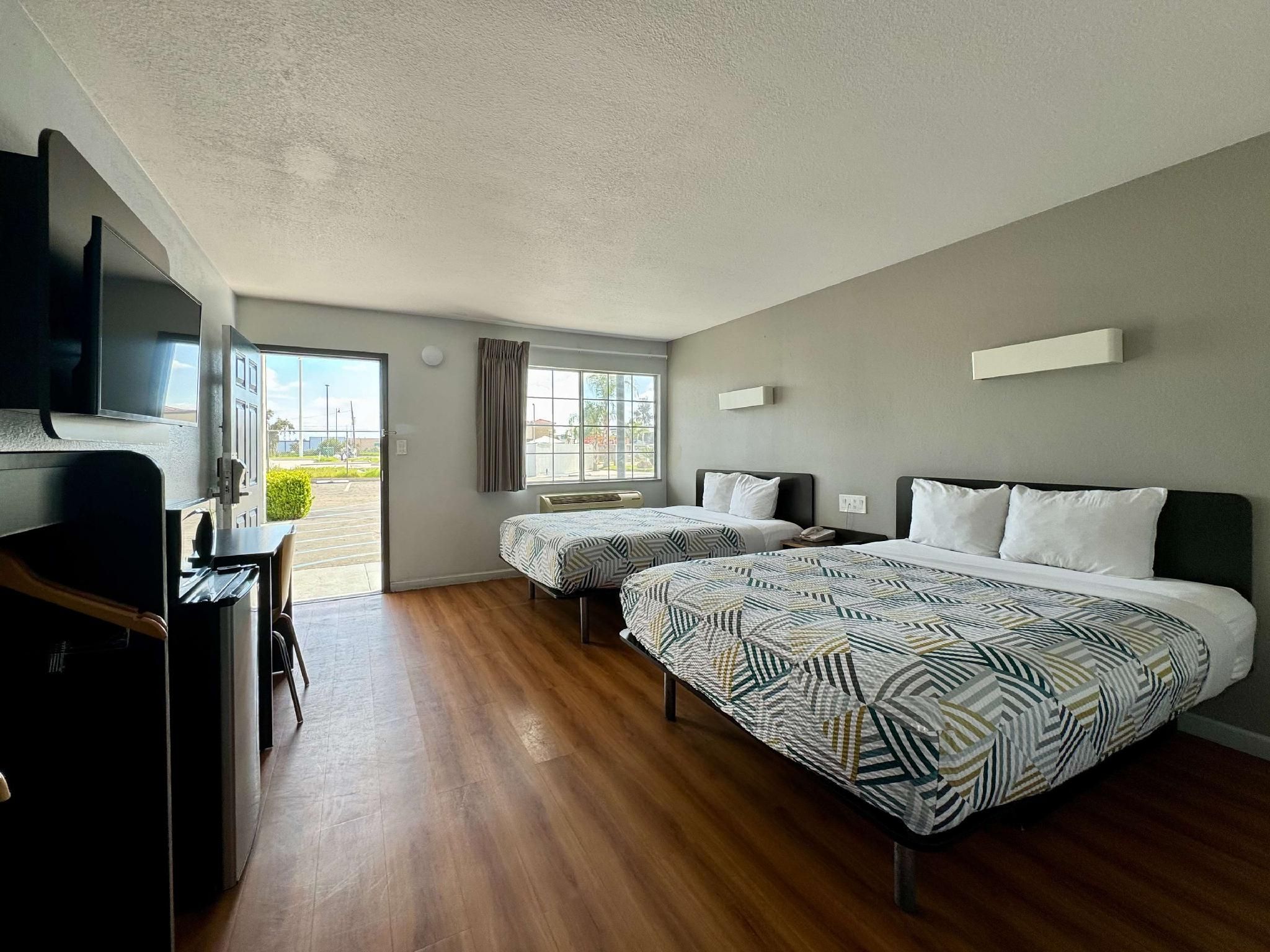 Motel 6 Delano, CA 2 QBs | Mobil Access Tub Nsmk Micfridg