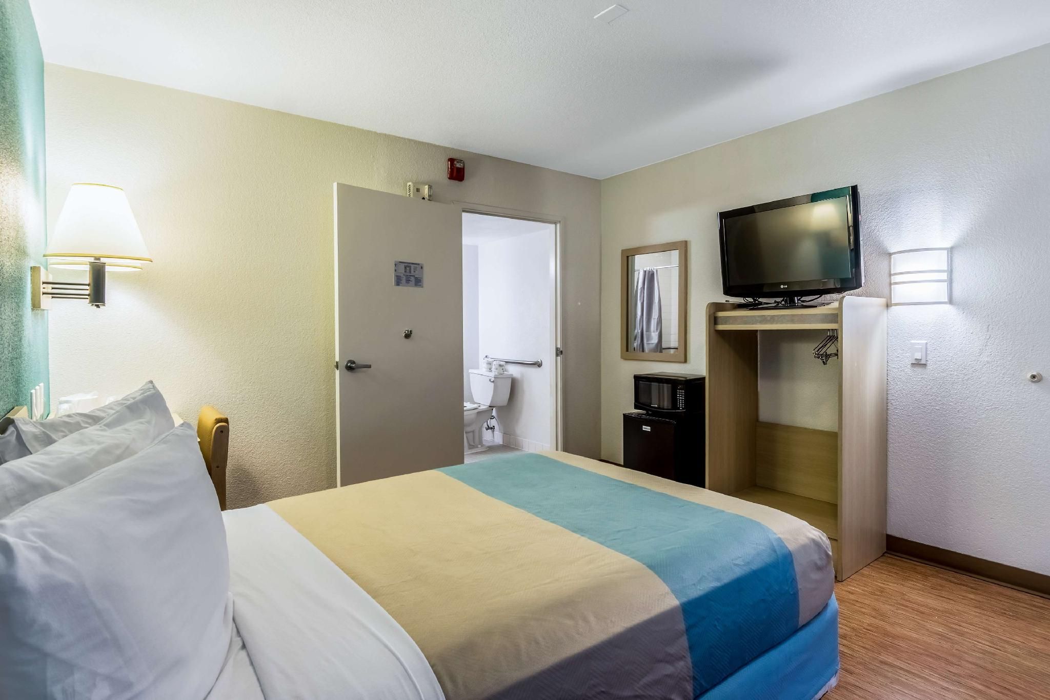 Motel 6 El Centro, CA 1 QUEEN BED | NON-SMOKING